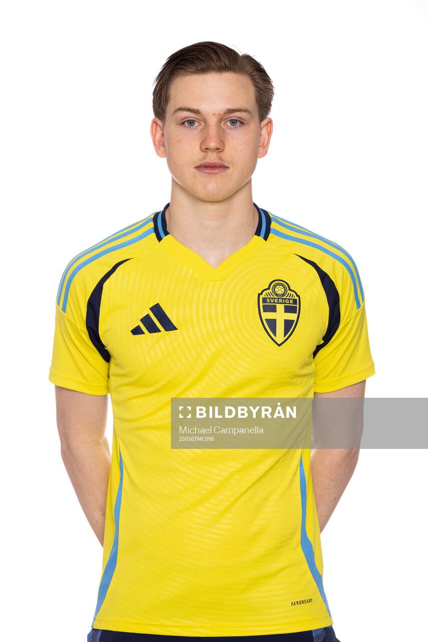 Milian Jansson poserar för ett porträtt under en fotografering med det svenska P17-landslaget i fotboll den 7 maj 2025 i Stockholm. 