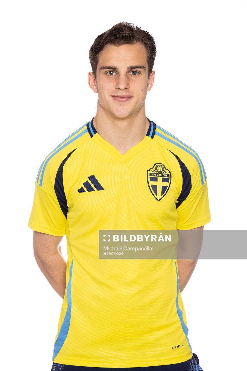 Christian Burman poserar för ett porträtt under en fotografering med det svenska P17-landslaget i fotboll den 7 maj 2025 i Stockholm. 