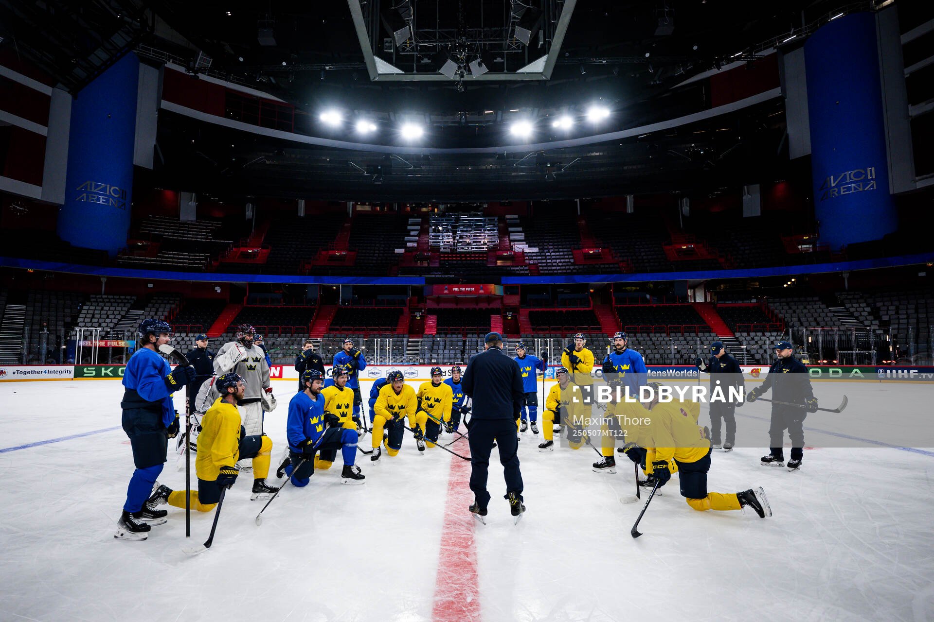 Players of Sweden gather around head coach Sam Hallam at a