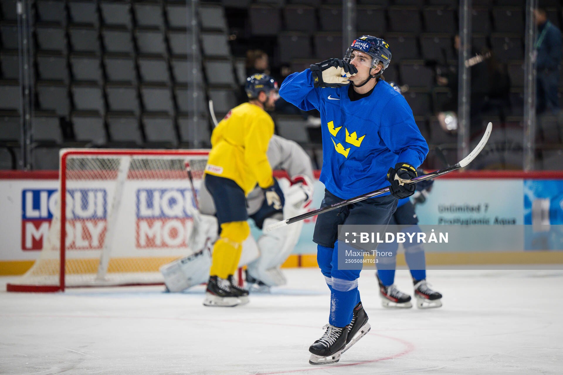 Leo Carlsson celebrates of Sweden at a practice session