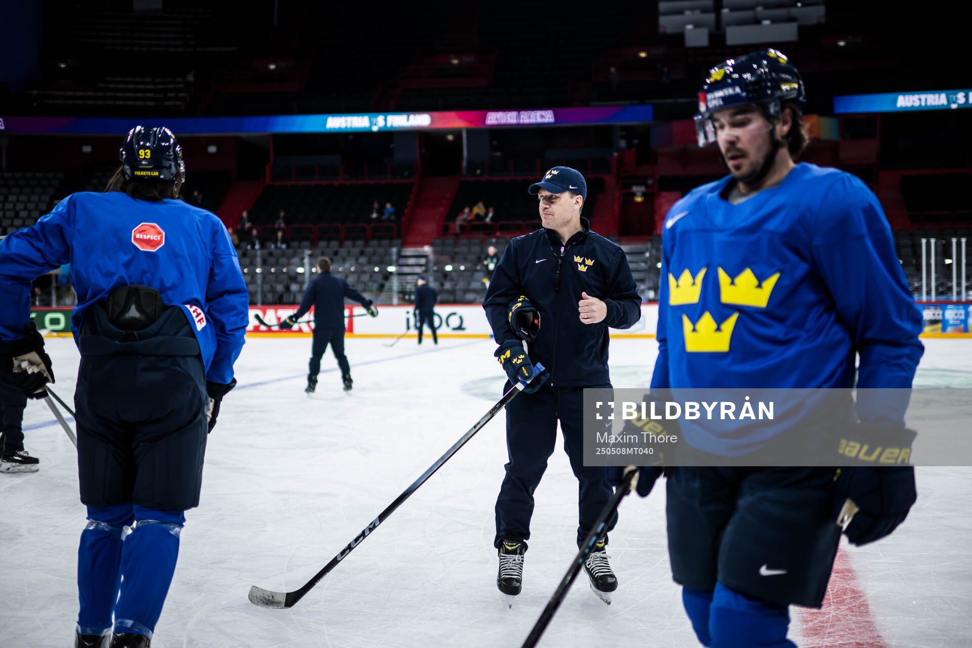 Head coach Sam Hallam of Sweden at a practice session
