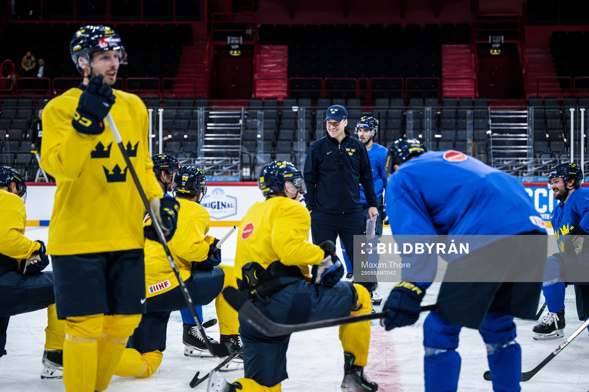Head coach Sam Hallam of Sweden at a practice session