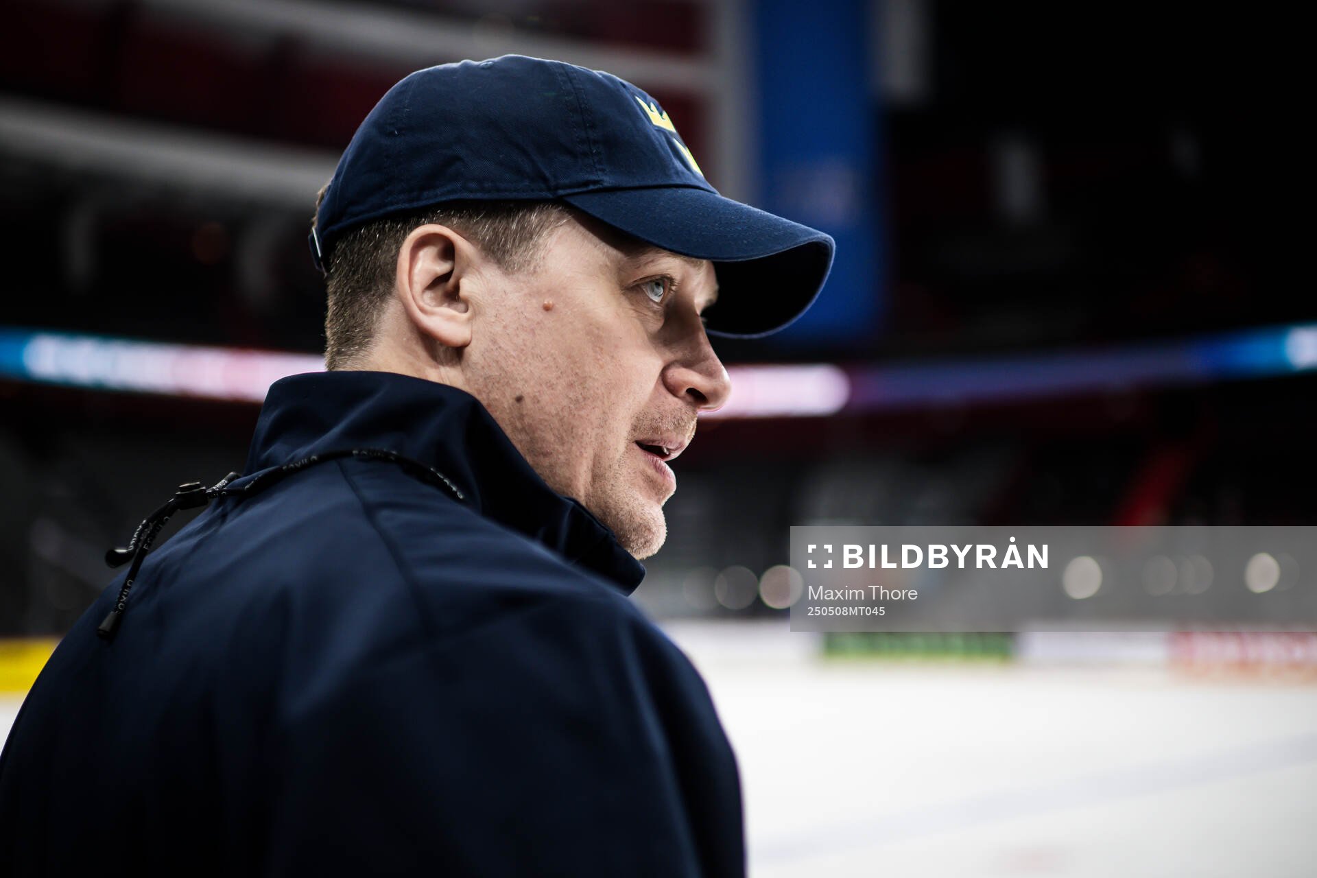 Head coach Sam Hallam of Sweden at a practice session