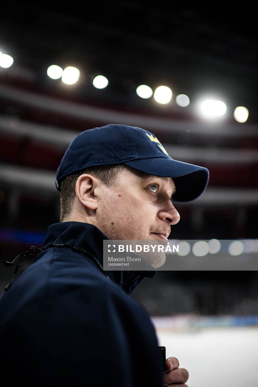 Head coach Sam Hallam of Sweden at a practice session