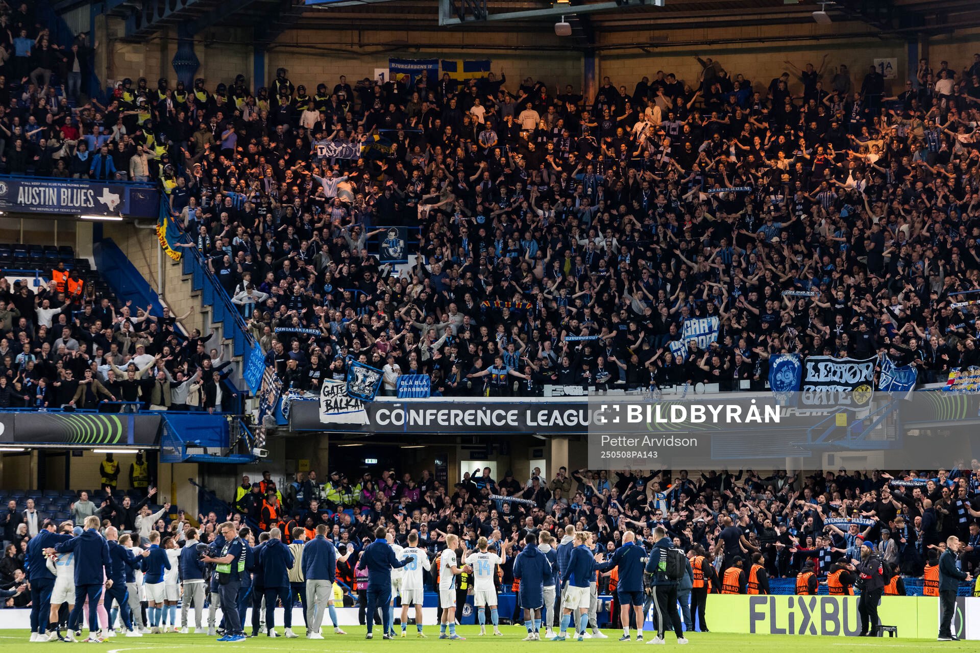 Fans and players of Djurgården