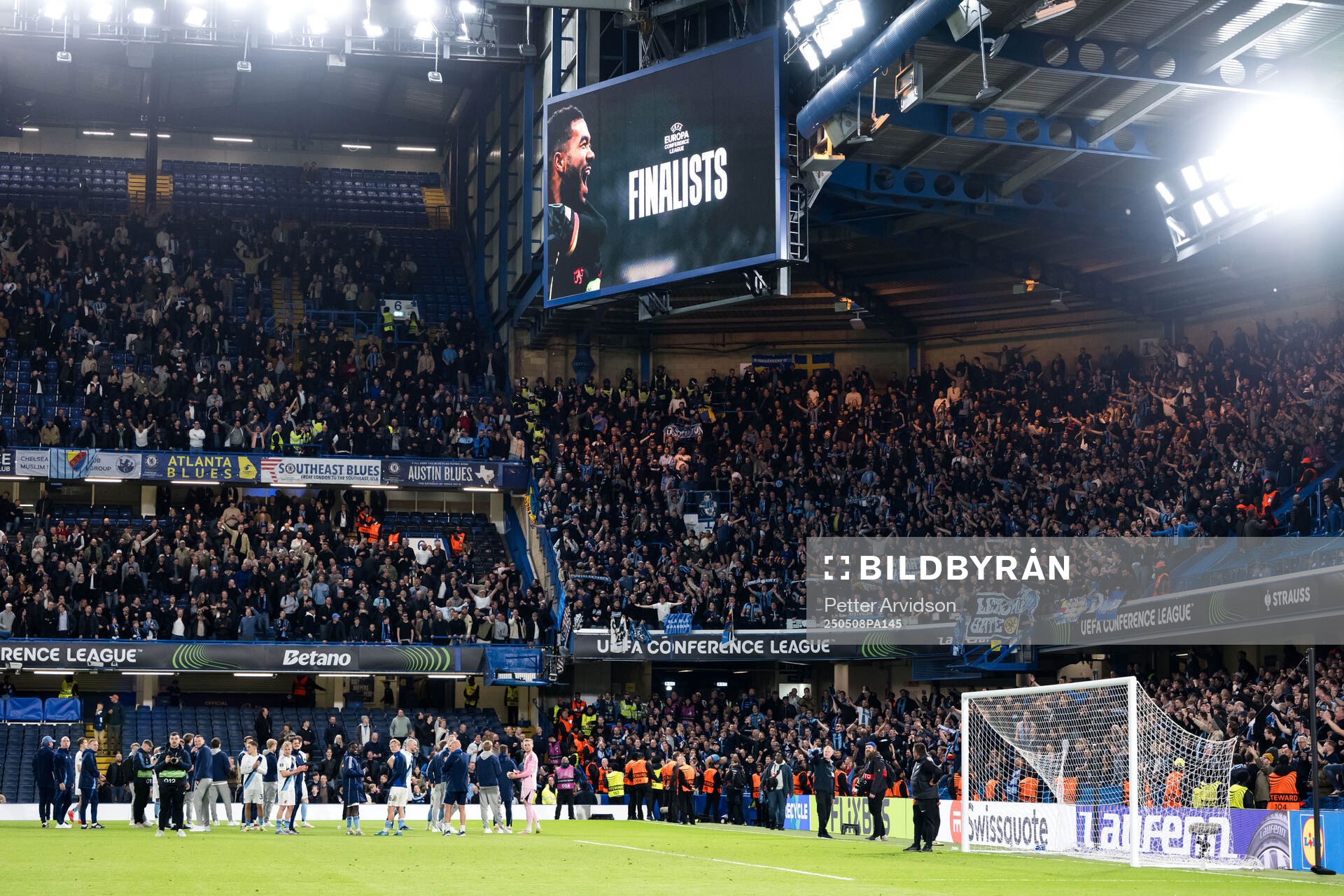 Fans and players of Djurgården