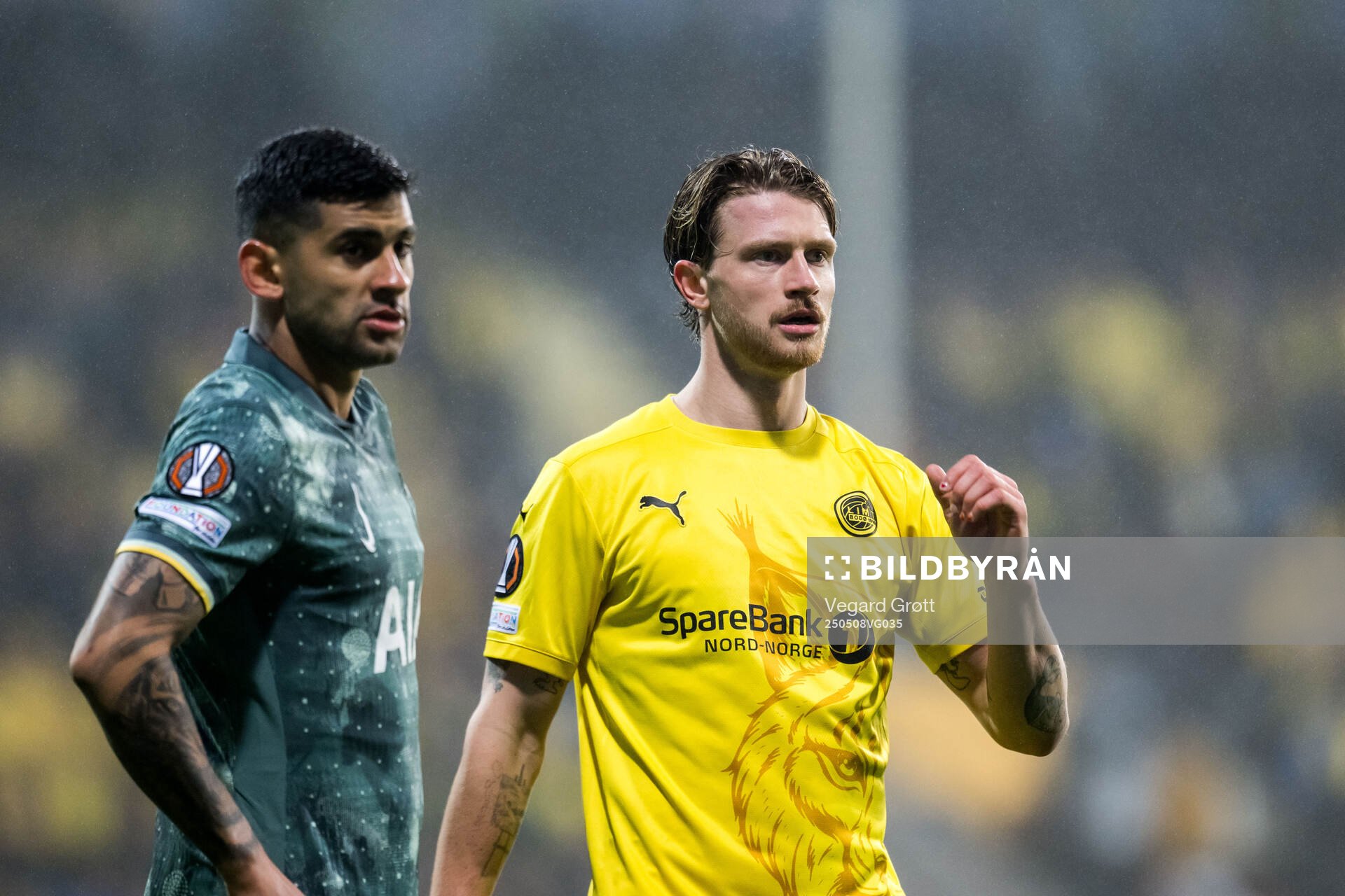 Cristian Romero of Tottenham Hotspur and Kasper Høgh of