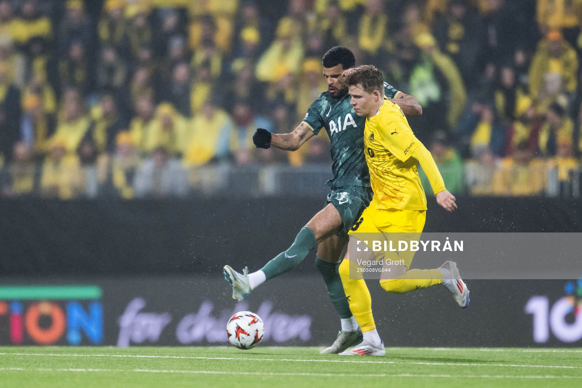 Dominic Solanke of Tottenham Hotspur and Jens Petter Haugen of Bodø/Glimt during the UEFA Europa League semi-final football match between Bodø/Glimt and Tottenham on May 8, 2025 in Bodø.
