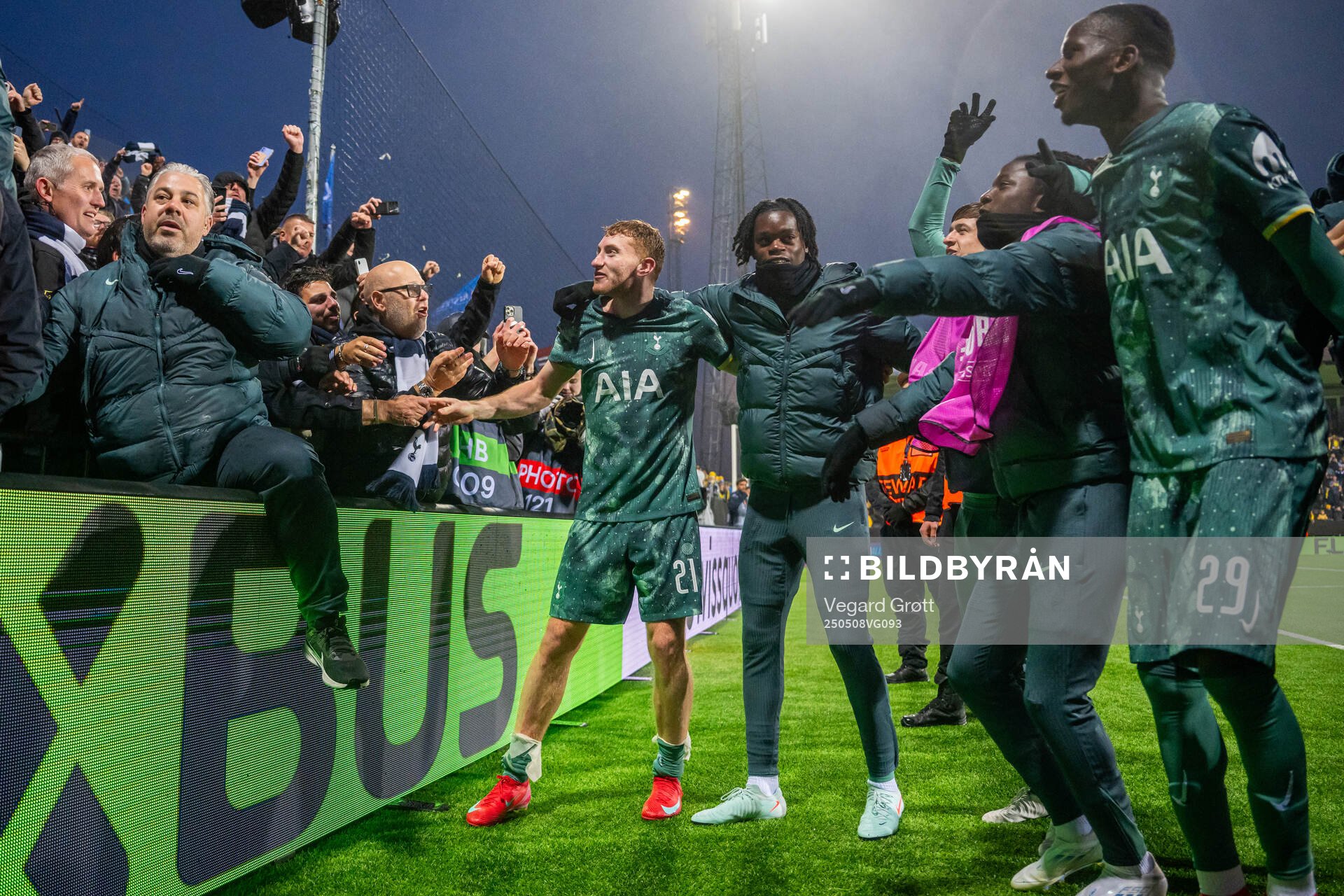 Dejan Kulusevski and players of Tottenham Hotspur celebrate