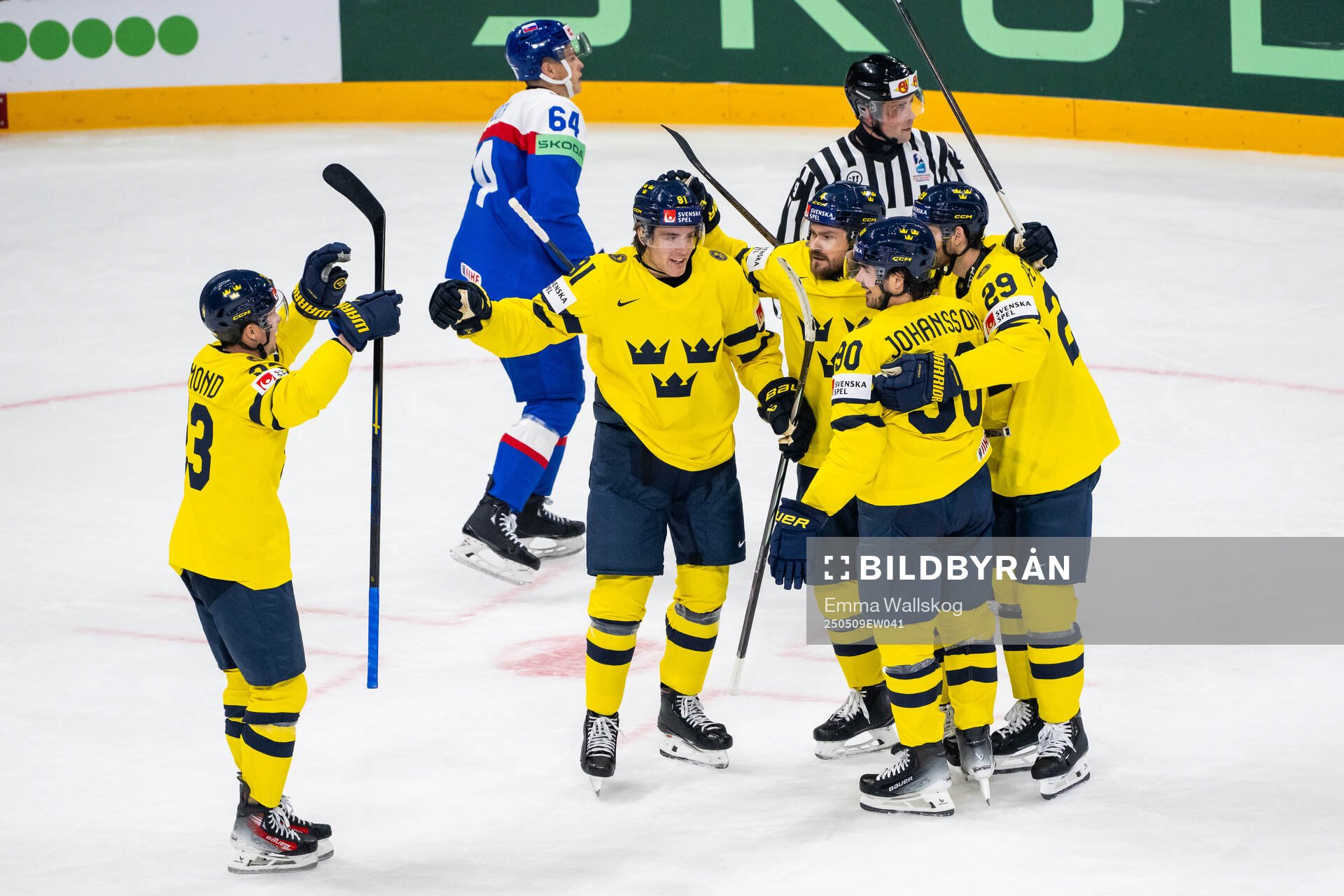 Leo Carlsson of Sweden celebrates with Rasmus Andersson,