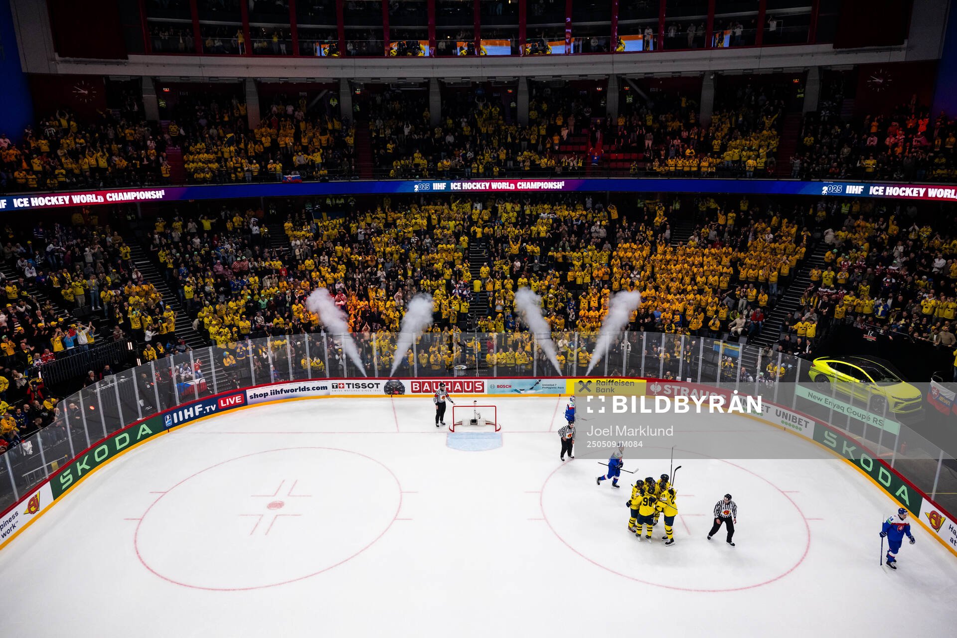 Leo Carlsson of Sweden celebrates with team mates