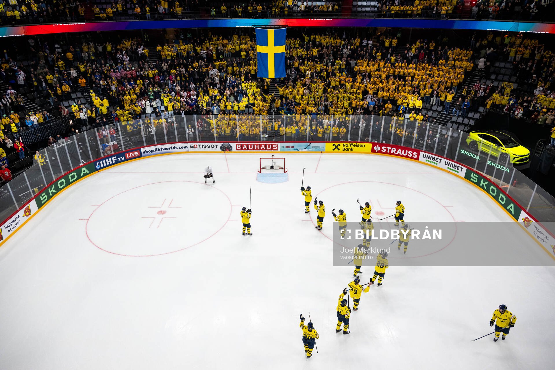 Players of Sweden recognizes the spectators
