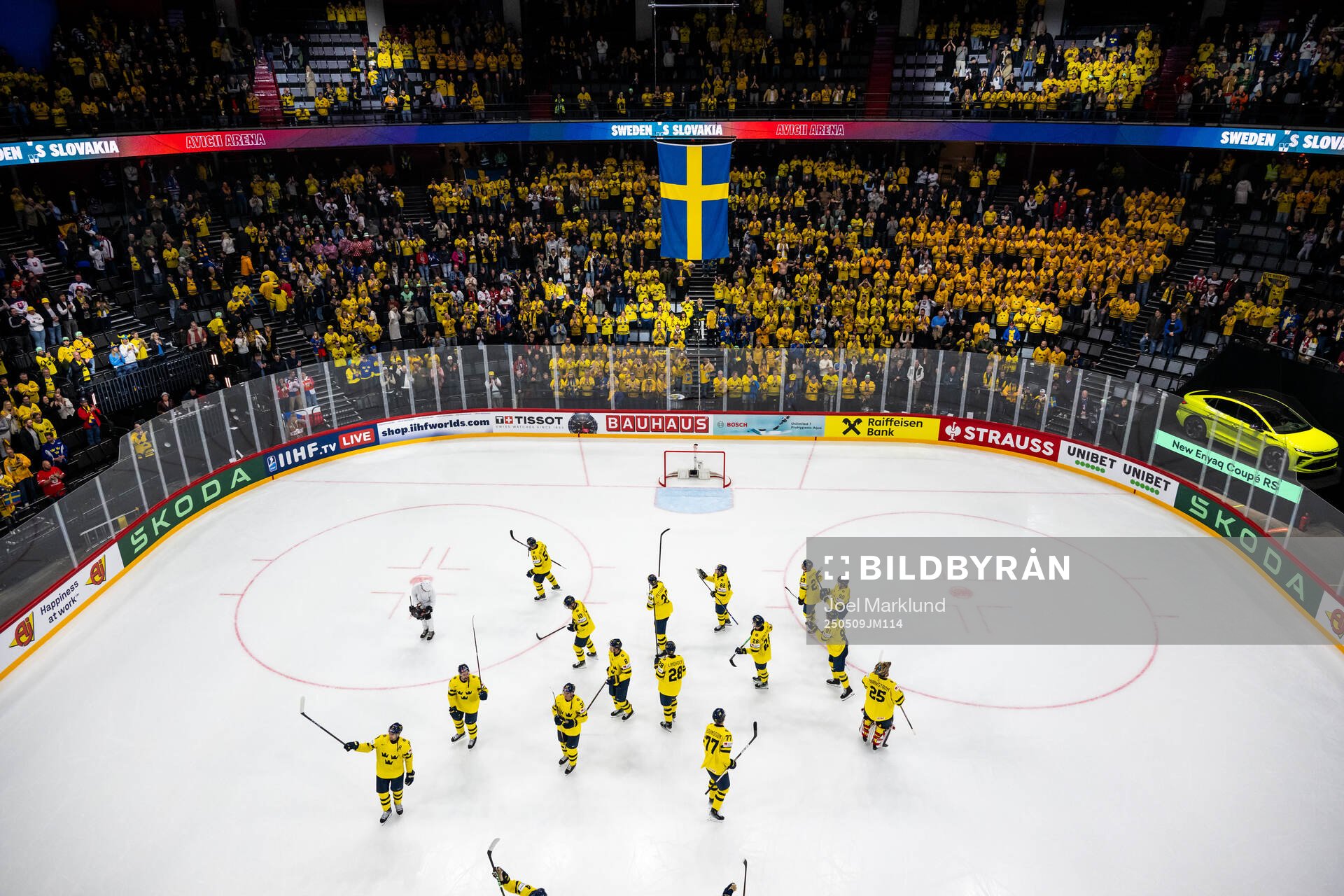 Players of Sweden recognizes the spectators