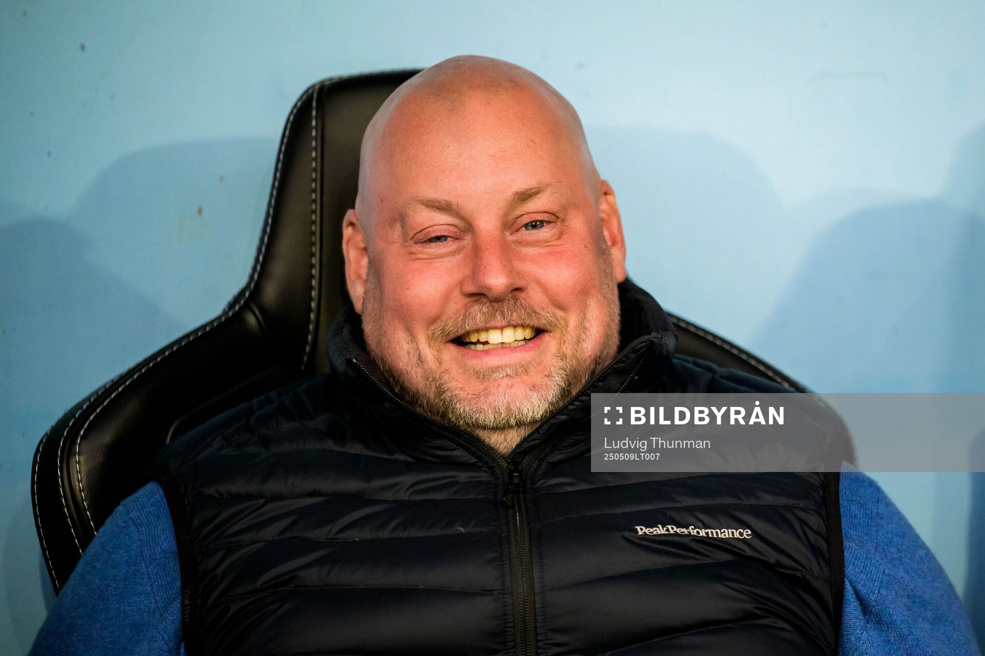 Malmö FFs tränare Jonas Valfridsson inför fotbollsmatchen i Damallsvenskan mellan Malmö FF och Alingsås den 9 maj 2025 i Malmö. 