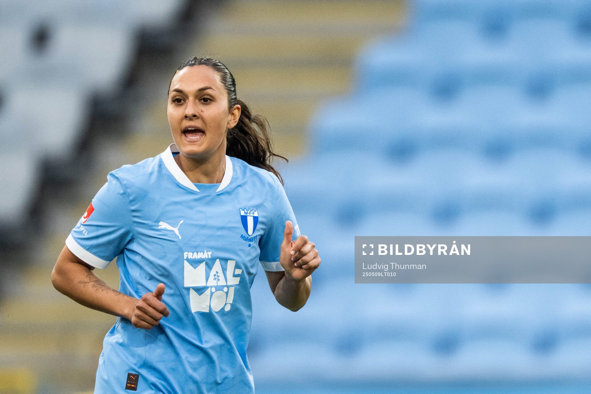 Malmö FFs Isabella D'Aquila under fotbollsmatchen i Damallsvenskan mellan Malmö FF och Alingsås den 9 maj 2025 i Malmö. 