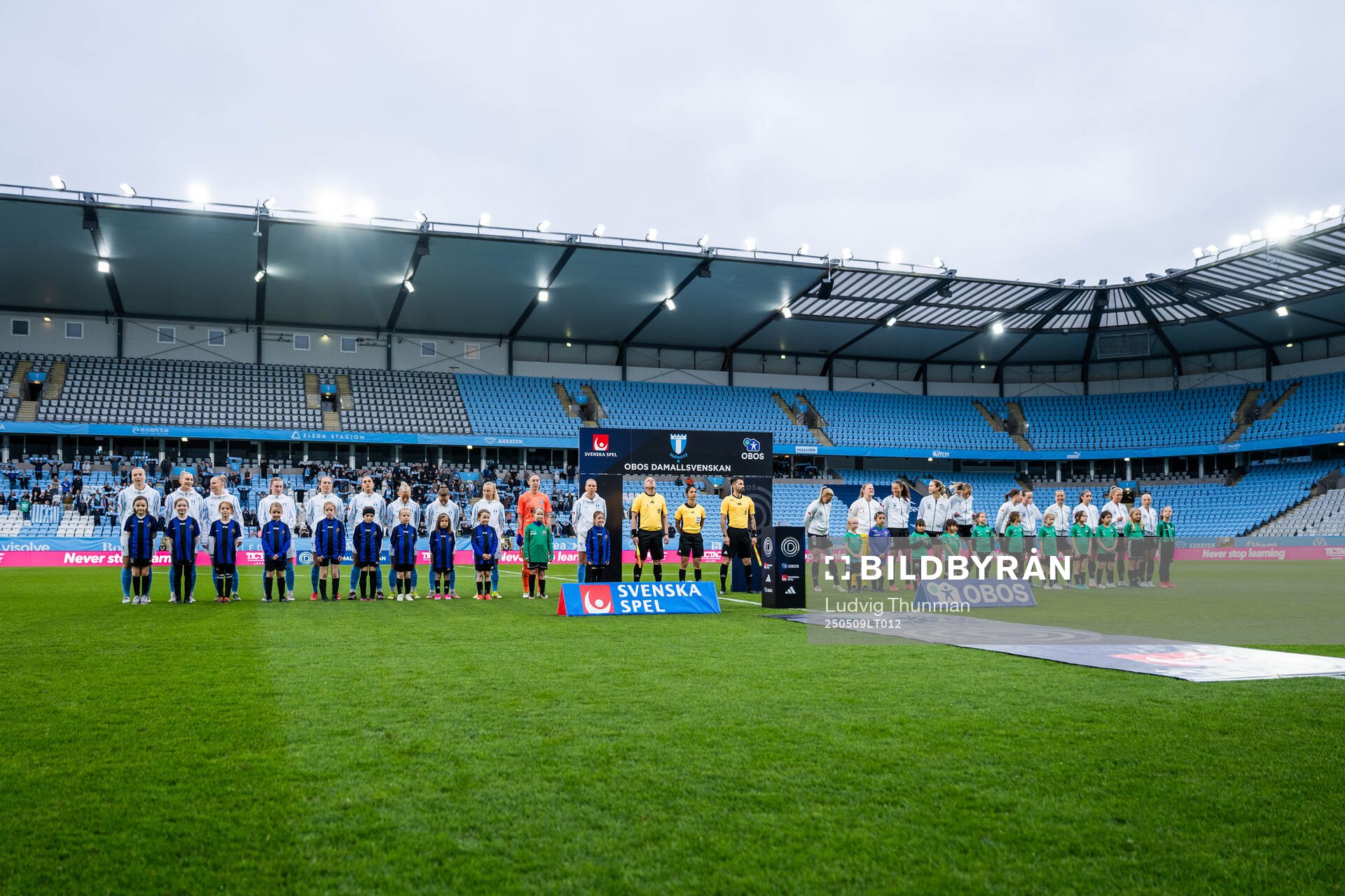 Malmö FFs och Alingsås spelare vid line-up