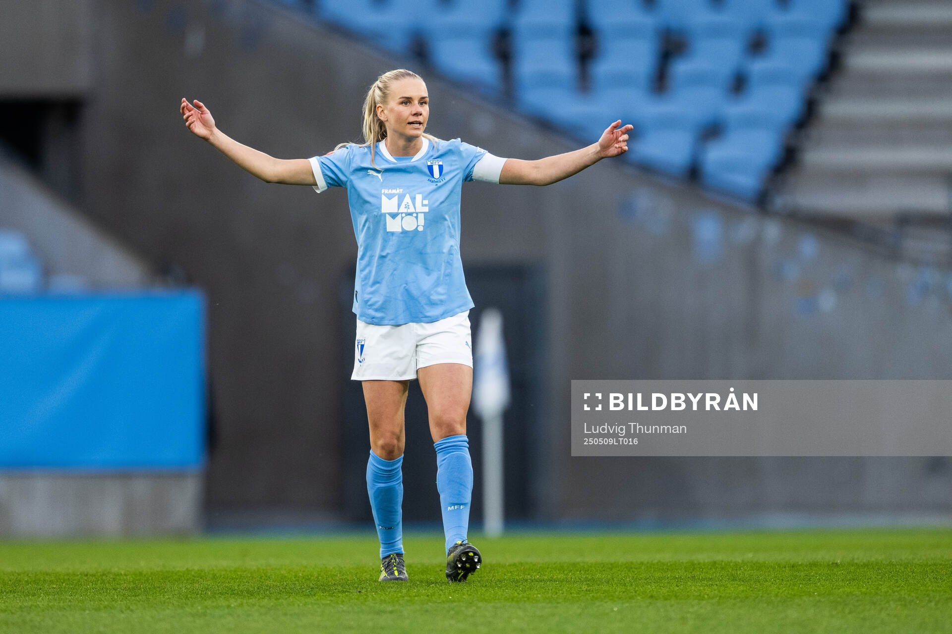 Malmö FFs Nellie Lilja reagerar under fotbollsmatchen i Damallsvenskan mellan Malmö FF och Alingsås den 9 maj 2025 i Malmö. 