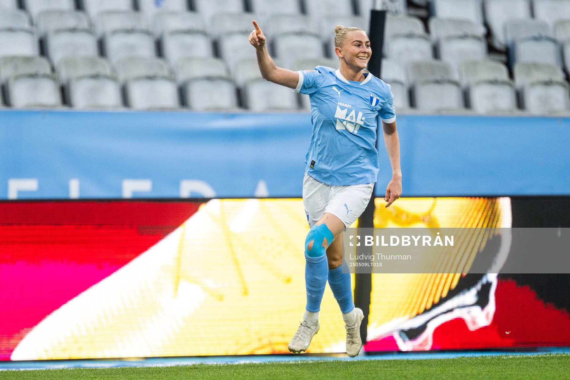 Malmö FFs Beatrice Persson jublar efter 1-0 under fotbollsmatchen i Damallsvenskan mellan Malmö FF och Alingsås den 9 maj 2025 i Malmö.