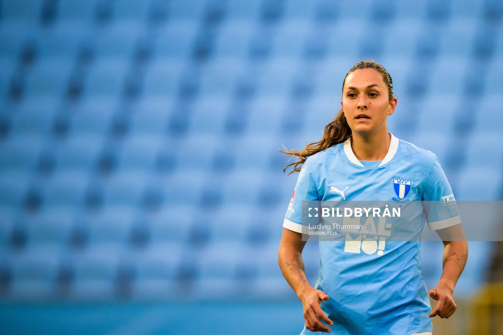 Malmö FFs Isabella D'Aquila under fotbollsmatchen i Damallsvenskan mellan Malmö FF och Alingsås den 9 maj 2025 i Malmö. 