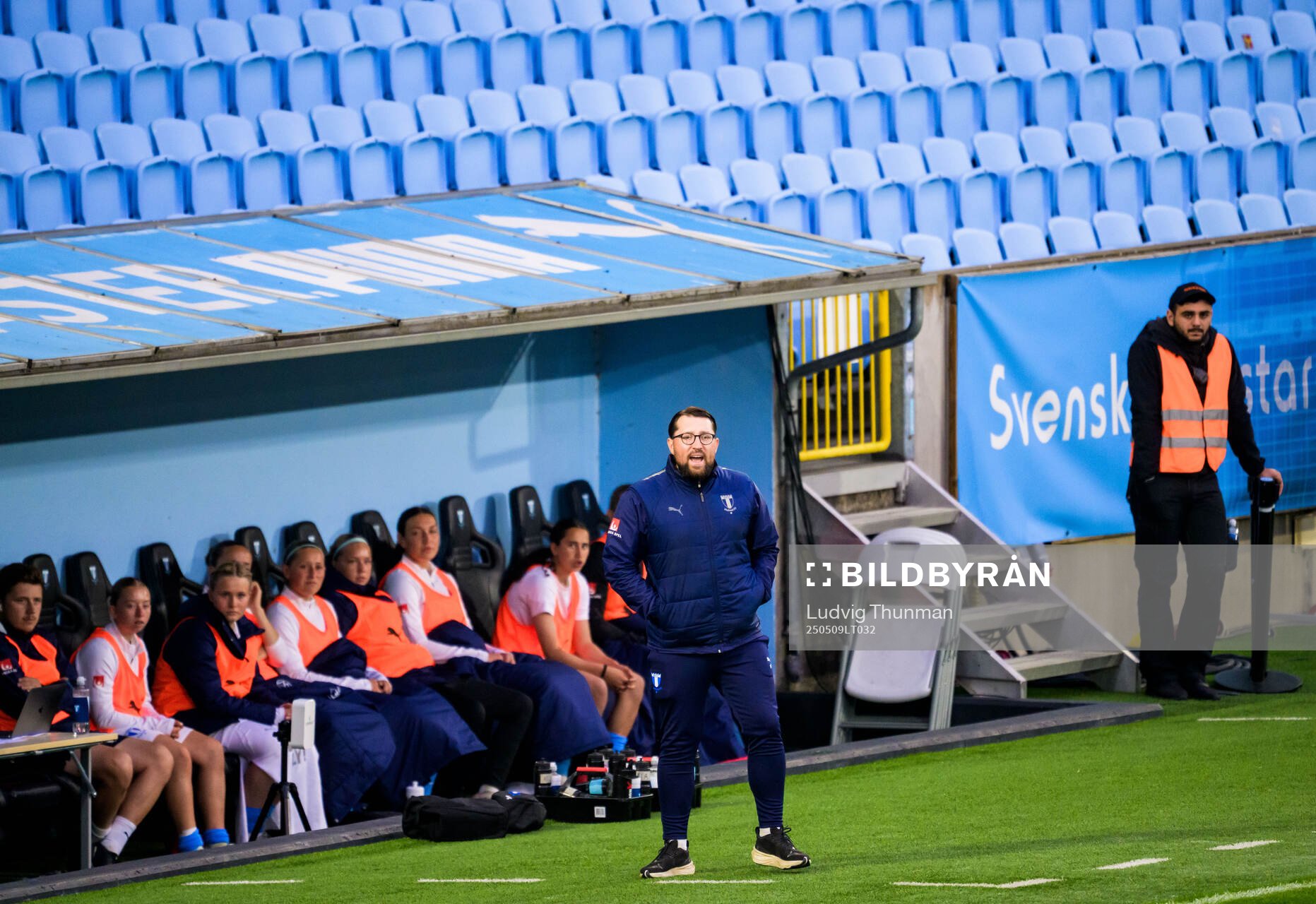 Malmö FFs assisterande tränare Rikard Östergren under fotbollsmatchen i Damallsvenskan mellan Malmö FF och Alingsås den 9 maj 2025 i Malmö.