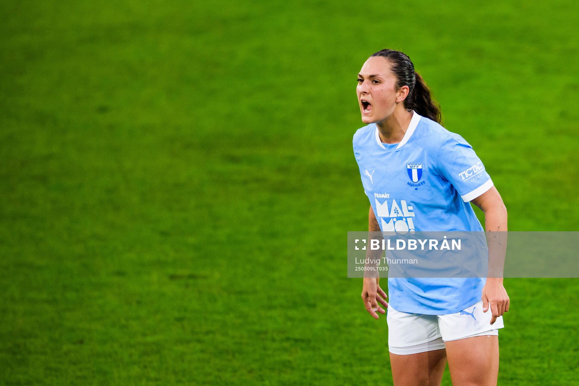 Malmö FFs Isabella D'Aquila under fotbollsmatchen i Damallsvenskan mellan Malmö FF och Alingsås den 9 maj 2025 i Malmö. 