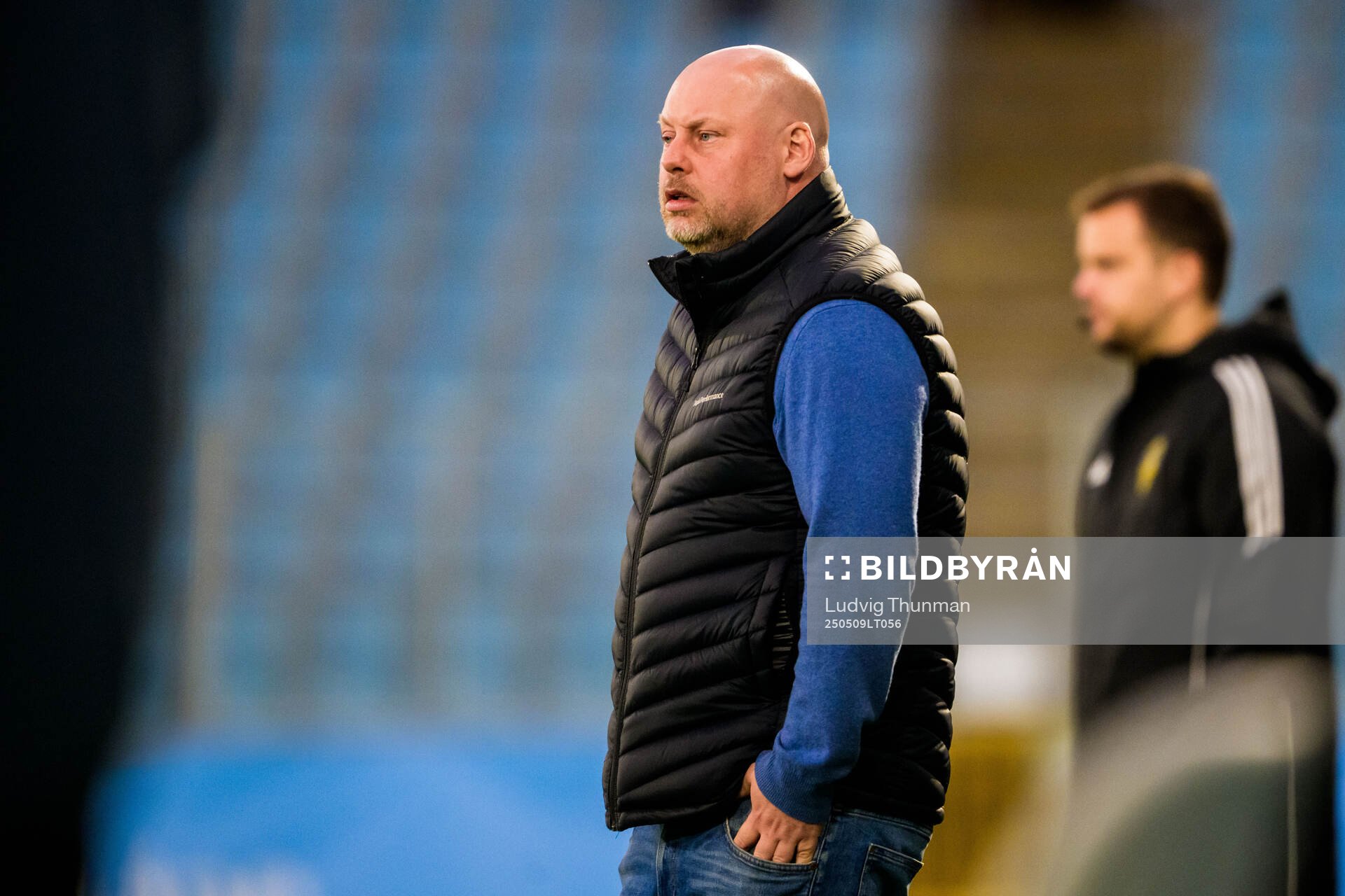 Malmö FFs tränare Jonas Valfridsson under fotbollsmatchen i Damallsvenskan mellan Malmö FF och Alingsås den 9 maj 2025 i Malmö. 