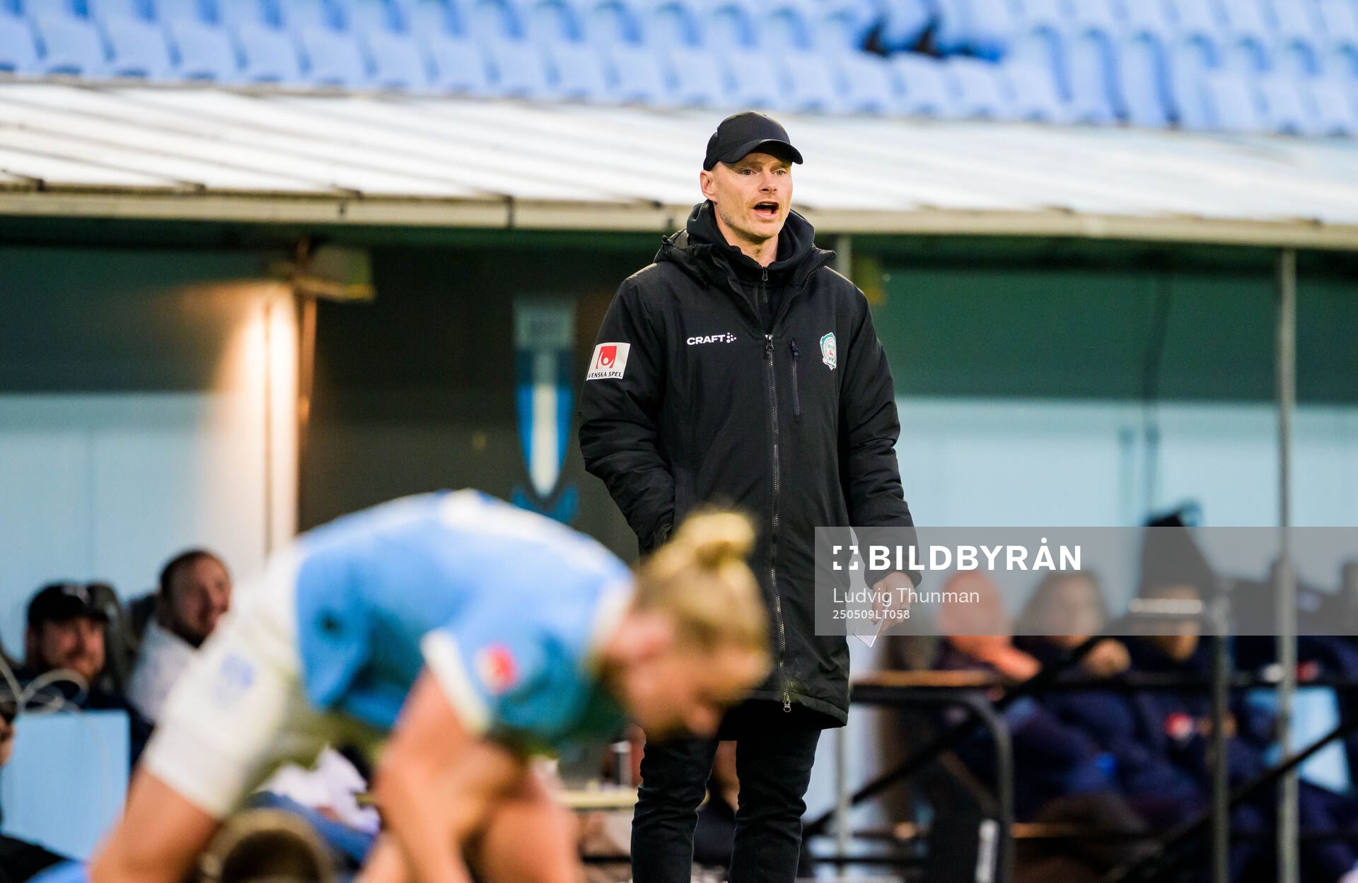 Alingsås tränare Per-Olov Häggström under fotbollsmatchen i Damallsvenskan mellan Malmö FF och Alingsås den 9 maj 2025 i Malmö. 