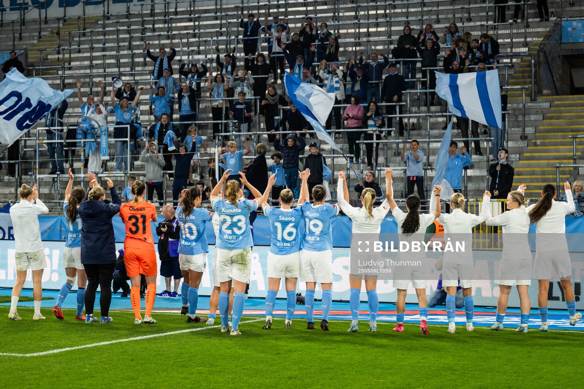 Malmö FFs spelare jublar med supportrarna efter fotbollsmatchen i Damallsvenskan mellan Malmö FF och Alingsås den 9 maj 2025 i Malmö. 