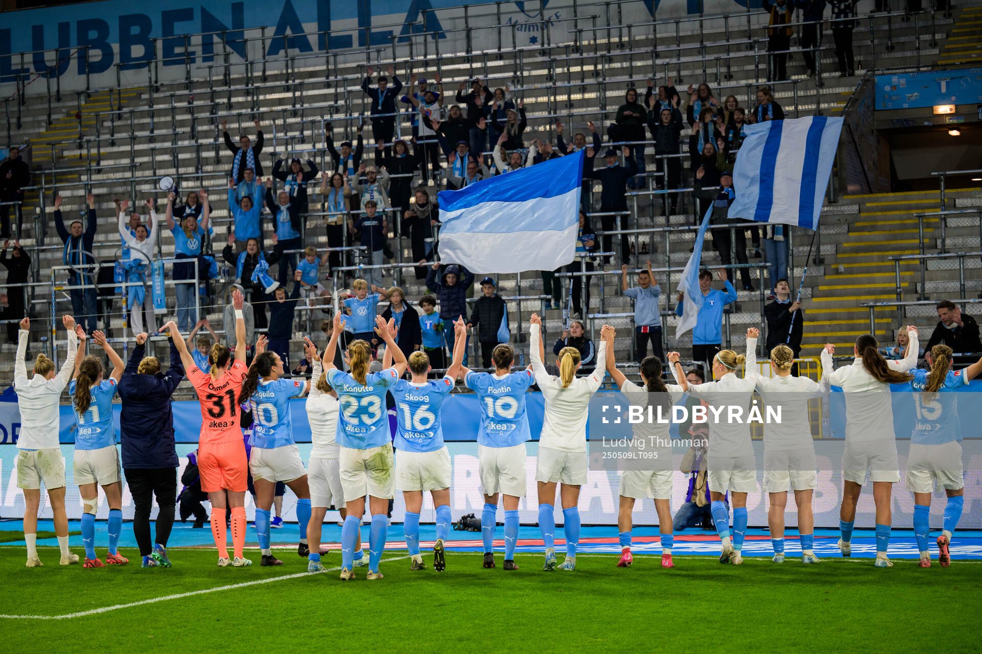 Malmö FFs spelare tackar publiken efter fotbollsmatchen i Damallsvenskan mellan Malmö FF och Alingsås den 9 maj 2025 i Malmö. 