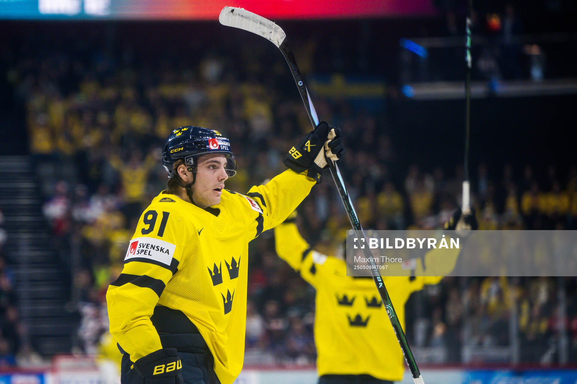 Leo Carlsson of Sweden celebrates