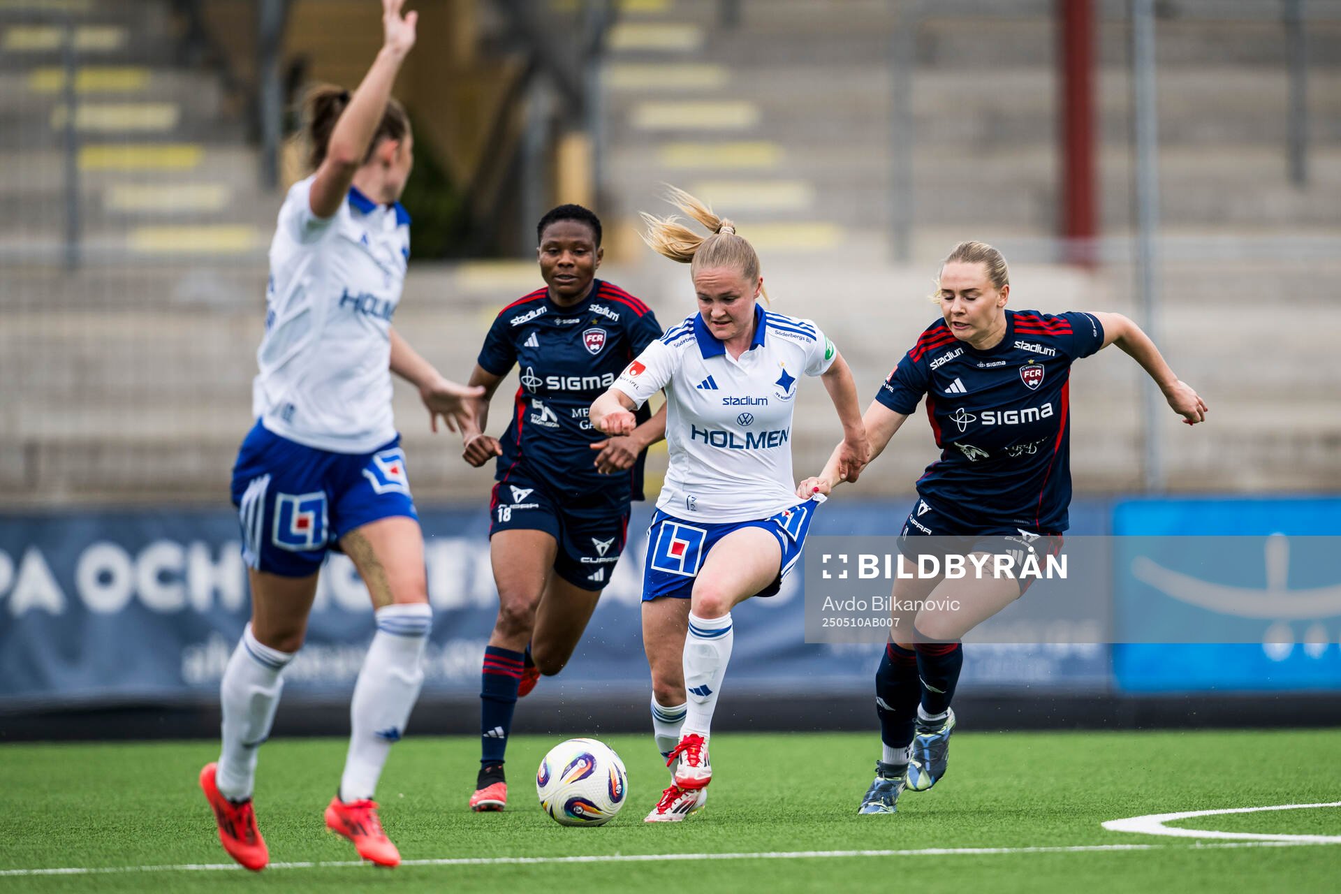 IFK Norrköpings Dana Leskinen och Rosengårds Emma Jansson under fotbollsmatchen i Damallsvenskan mellan Rosengård och IFK Norrköping den 10 maj 2025 i Malmö.
