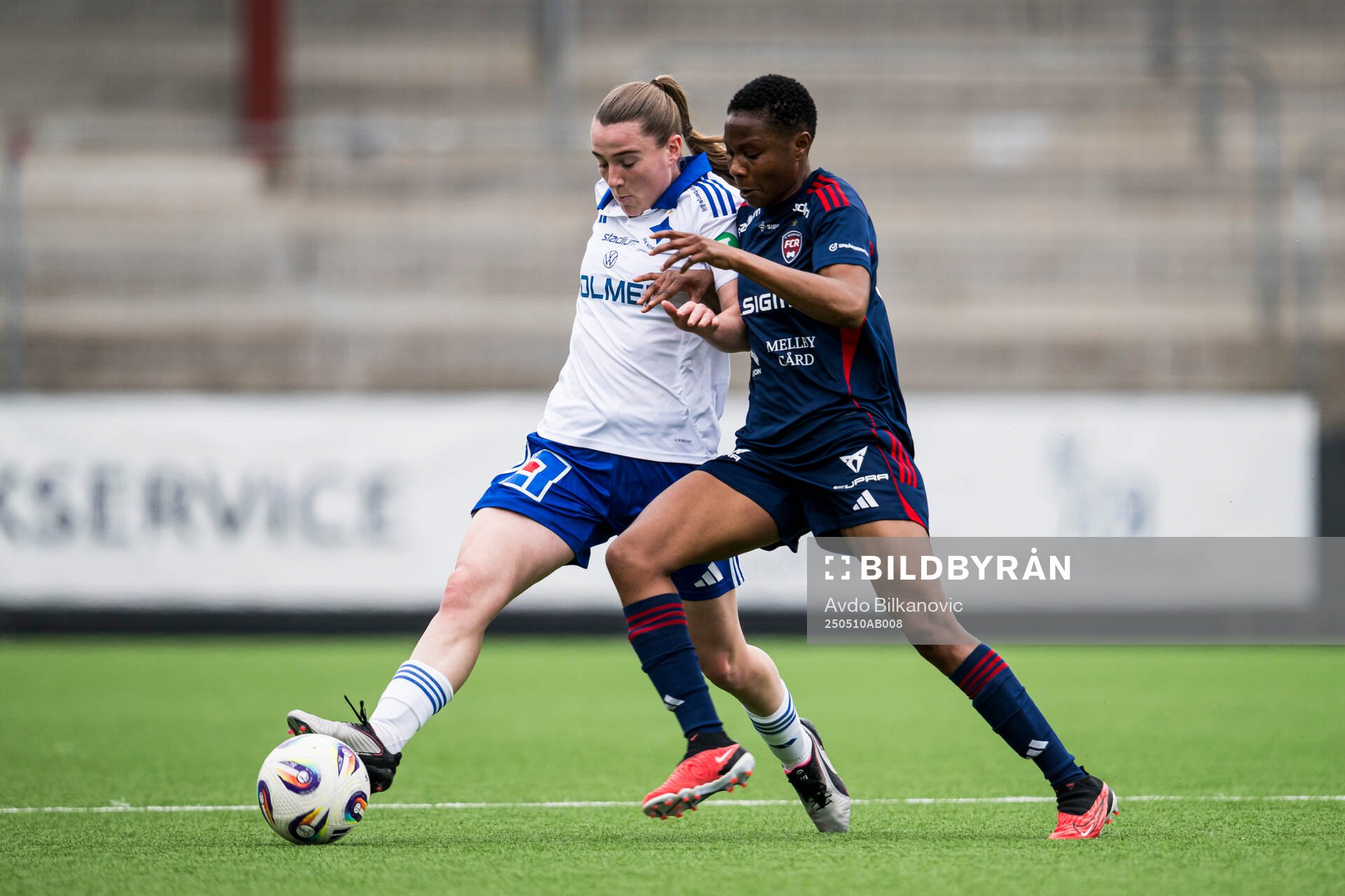 IFK Norrköpings Frederikke Holmberg och Rosengårds Halimatu Ayinde under fotbollsmatchen i Damallsvenskan mellan Rosengård och IFK Norrköping den 10 maj 2025 i Malmö.