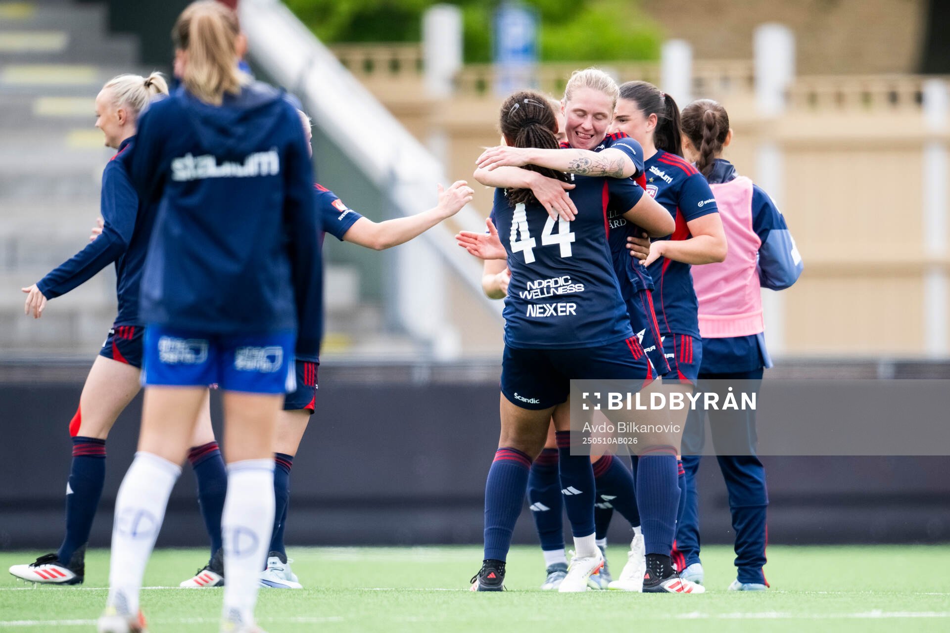 Rosengårds Jo-Anne Agbor Tataw Cronquist och Emilia Larsson jublar efter slutsignalen under fotbollsmatchen i Damallsvenskan mellan Rosengård och IFK Norrköping den 10 maj 2025 i Malmö.