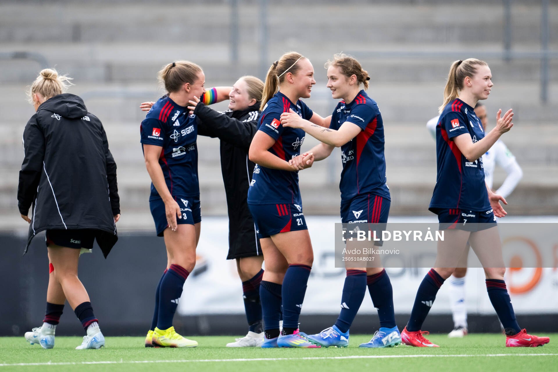 Rosengårds Oona Sevenius och Maja Johansson jublar efter slutsignalen under fotbollsmatchen i Damallsvenskan mellan Rosengård och IFK Norrköping den 10 maj 2025 i Malmö.