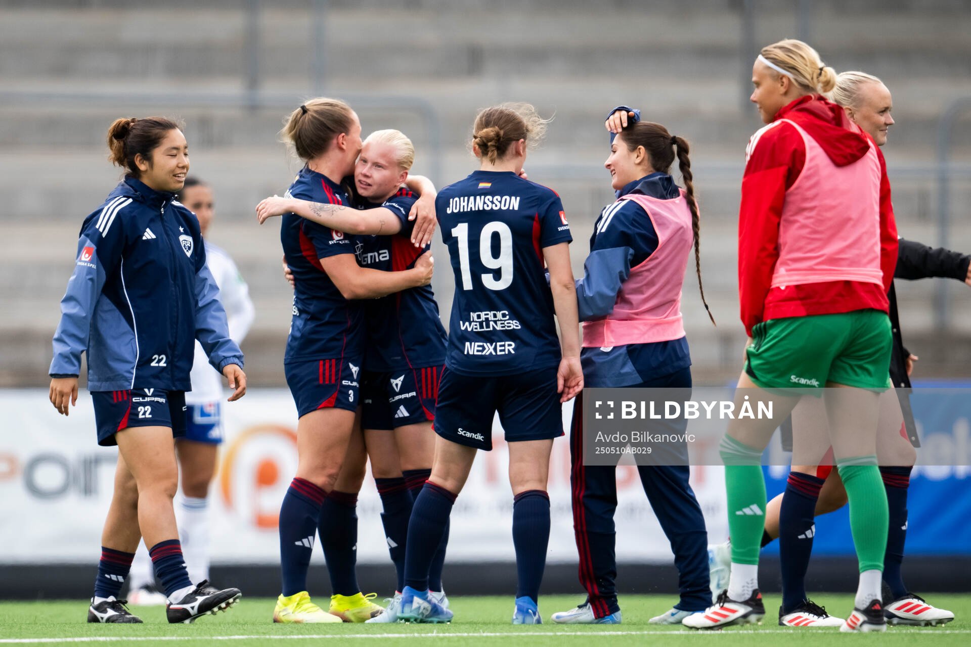 Rosengårds Gudrun Arnardottir och Anni Hartikainen jublar efter slutsignalen under fotbollsmatchen i Damallsvenskan mellan Rosengård och IFK Norrköping den 10 maj 2025 i Malmö.