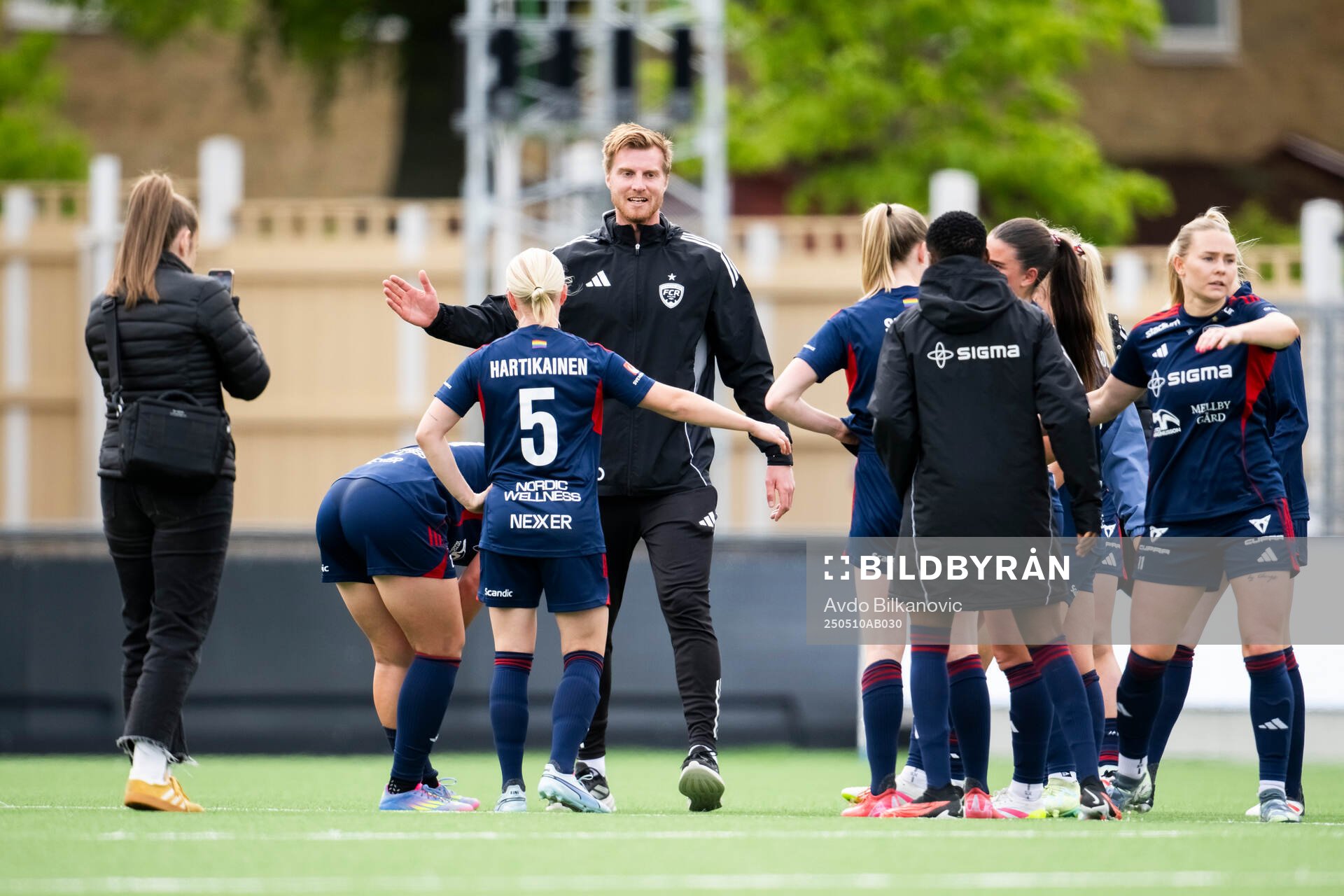 Rosengårds fystränare Jesper Olofsson jublar