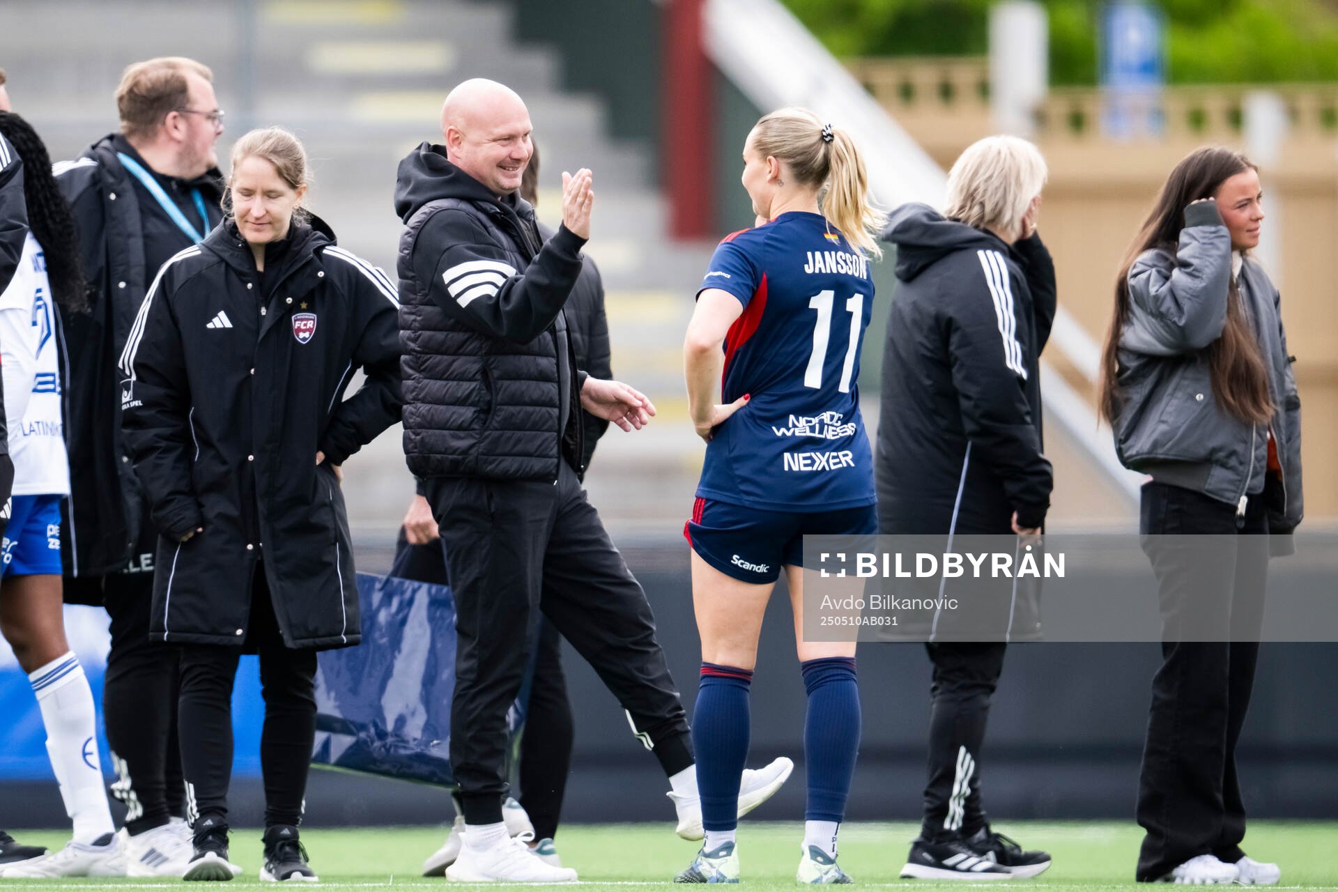 Rosengårds huvudtränare Joel Kjetselberg och Emma Jansson jublar efter slutsignalen under fotbollsmatchen i Damallsvenskan mellan Rosengård och IFK Norrköping den 10 maj 2025 i Malmö.