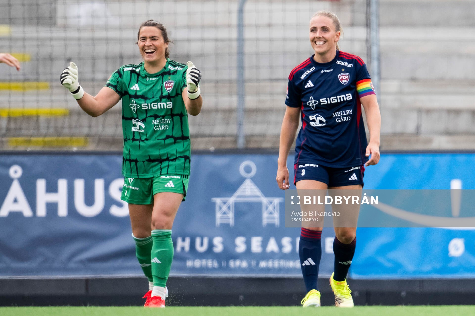Rosengårds målvakt Eartha Cumings och Gudrun Arnardottir jublar efter slutsignalen under fotbollsmatchen i Damallsvenskan mellan Rosengård och IFK Norrköping den 10 maj 2025 i Malmö.