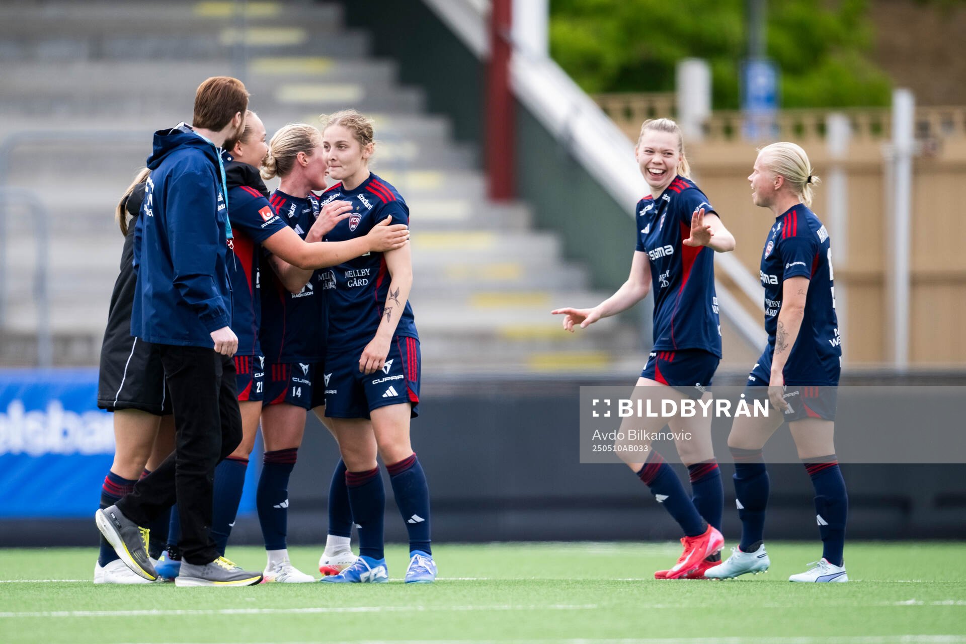 Rosengårds Emilia Larsson, Maja Johansson och Anni Hartikainen jublar efter slutsignalen under fotbollsmatchen i Damallsvenskan mellan Rosengård och IFK Norrköping den 10 maj 2025 i Malmö.