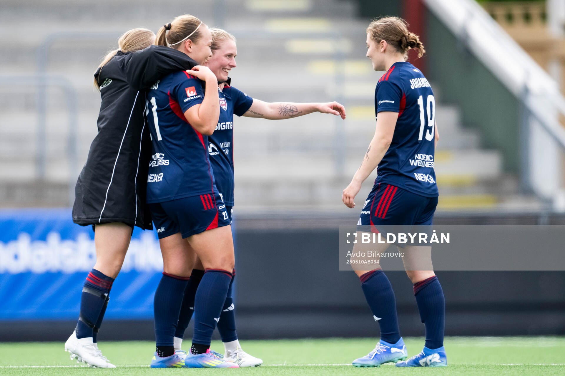 Rosengårds Emma Jansson, Emilia Larsson och Maja Johansson jublar efter slutsignalen under fotbollsmatchen i Damallsvenskan mellan Rosengård och IFK Norrköping den 10 maj 2025 i Malmö.
