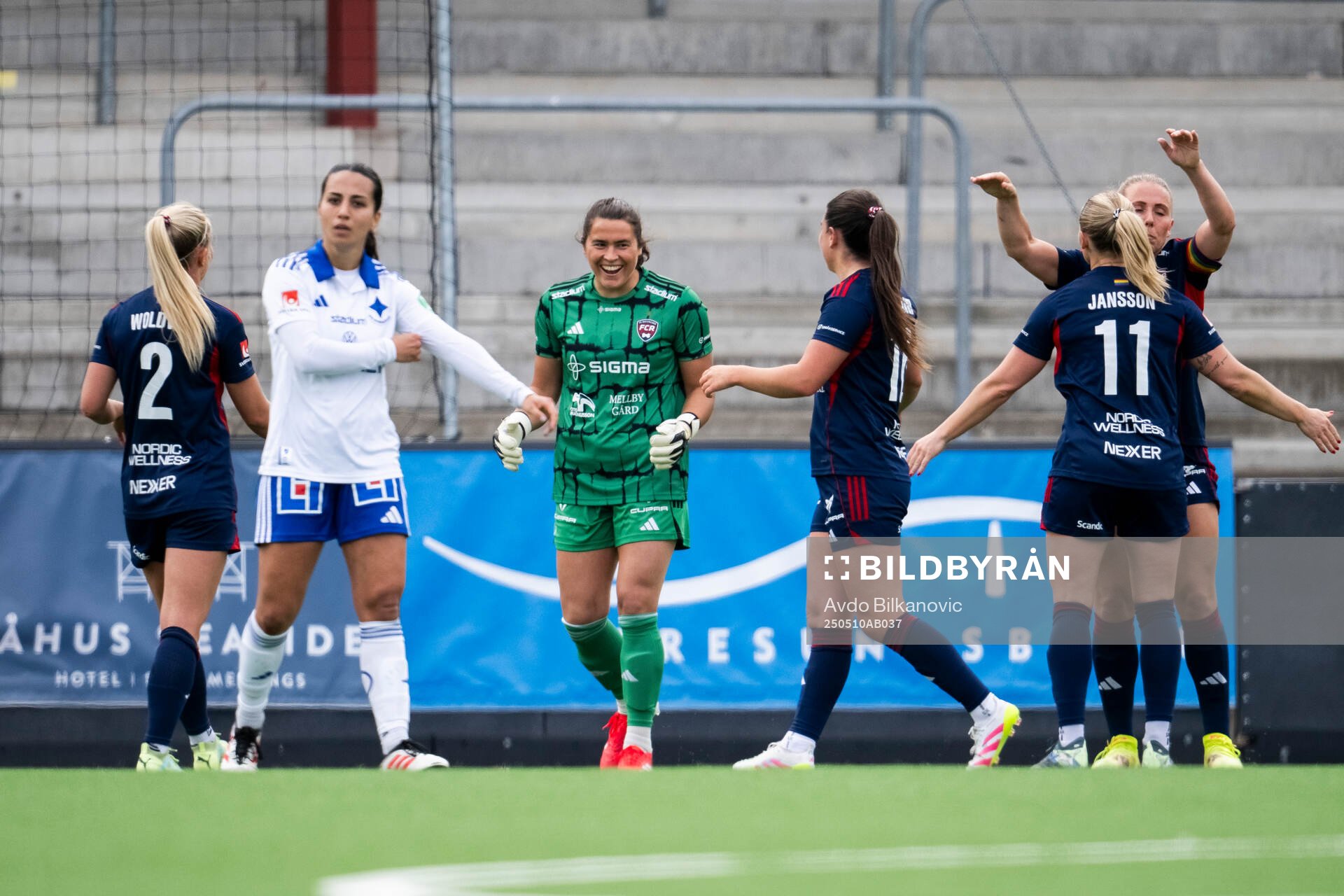 Rosengårds målvakt Eartha Cumings jublar
