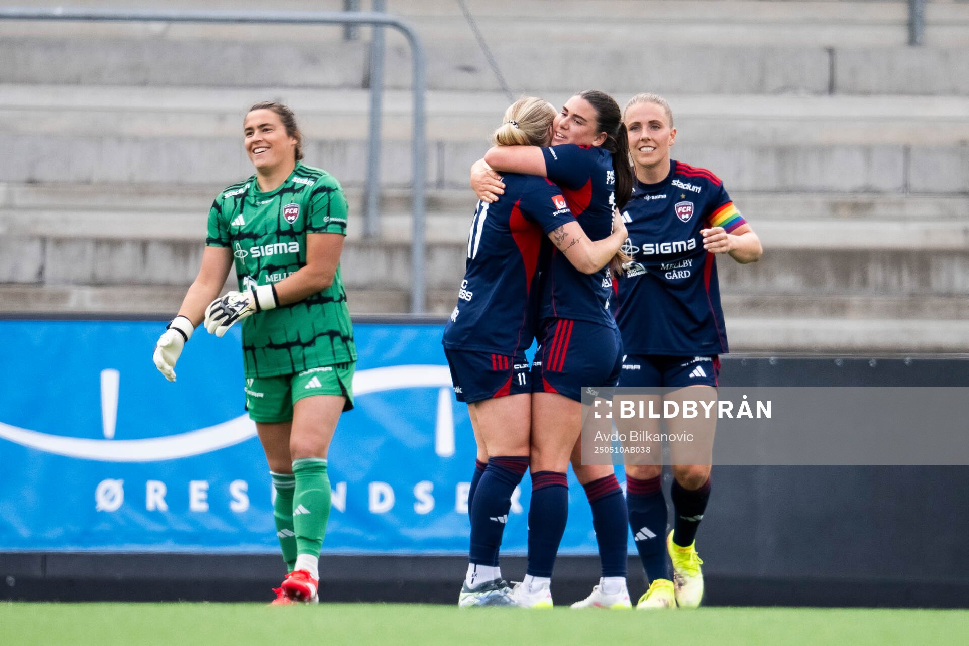 Rosengårds Emilia Larsson och Emma Jansson jublar