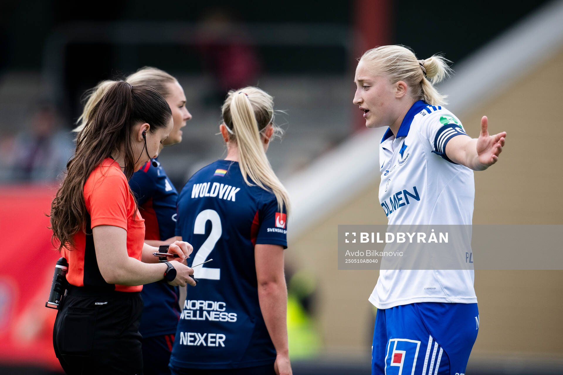 Domare Selma Griberg och IFK Norrköpings Wilma Leidhammar