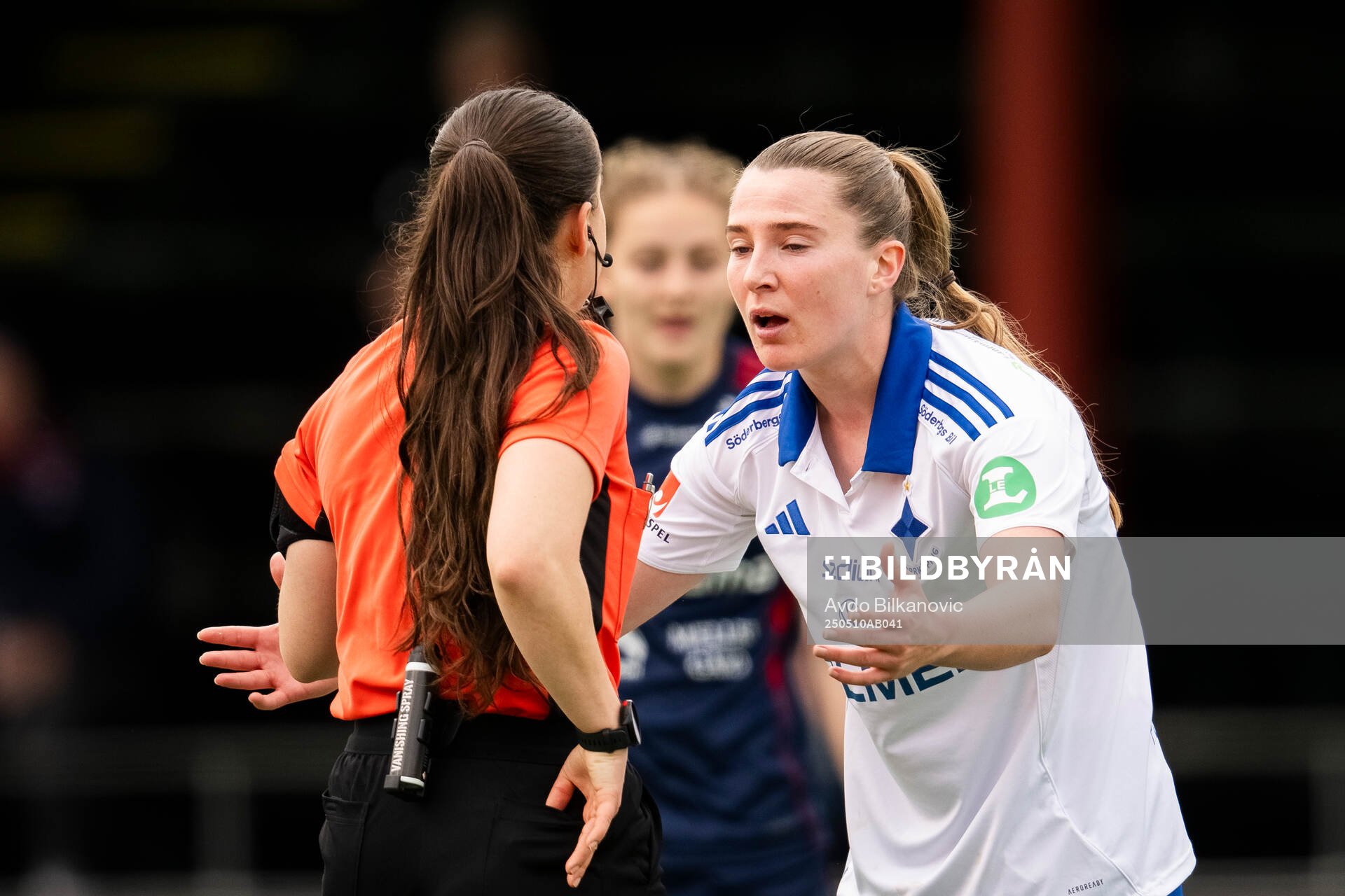 Domare Selma Griberg och IFK Norrköpings Carrie Jones