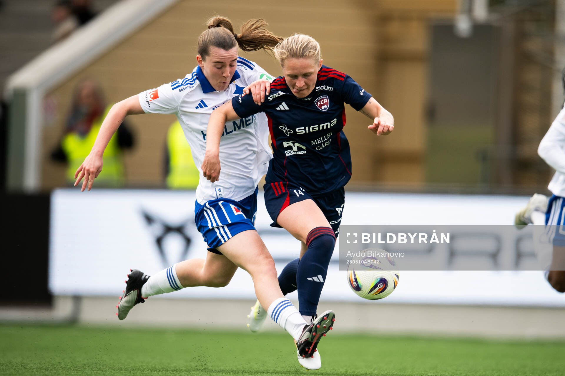 Rosengårds Emilia Larsson och IFK Norrköpings Carrie Jones