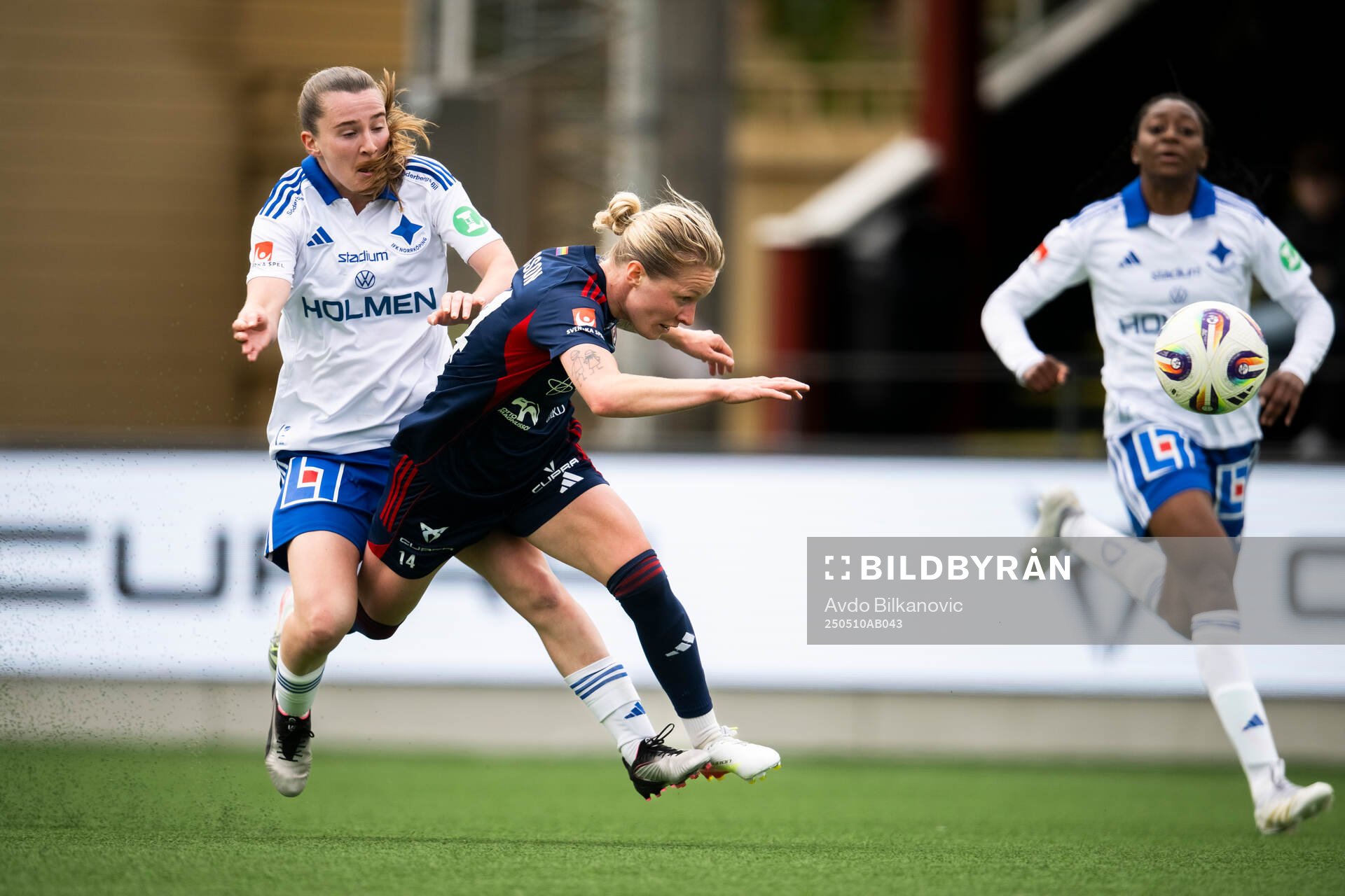 Rosengårds Emilia Larsson och IFK Norrköpings Carrie Jones