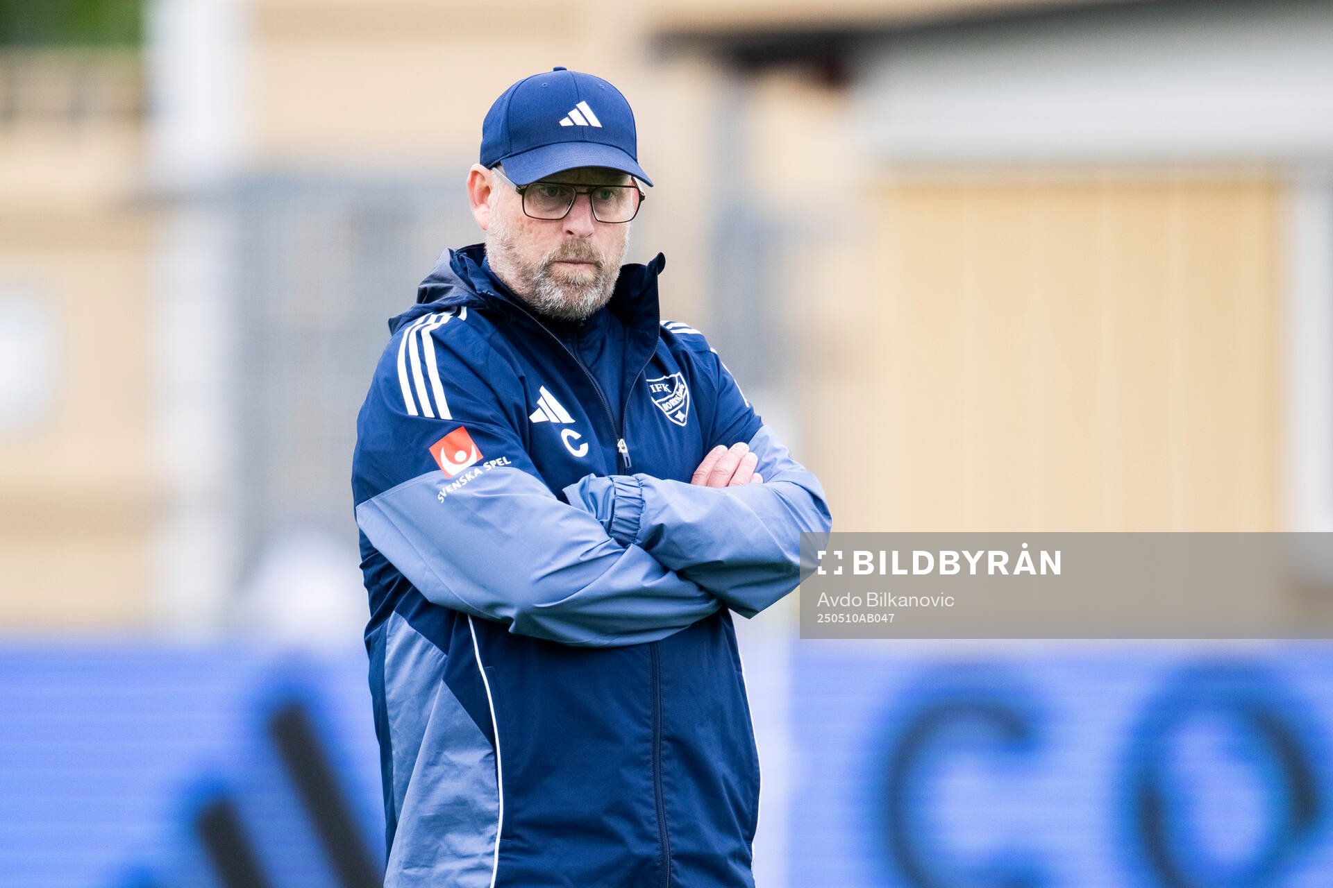 IFK Norrköpings tränare Stellan Carlsson under fotbollsmatchen i Damallsvenskan mellan Rosengård och IFK Norrköping den 10 maj 2025 i Malmö.