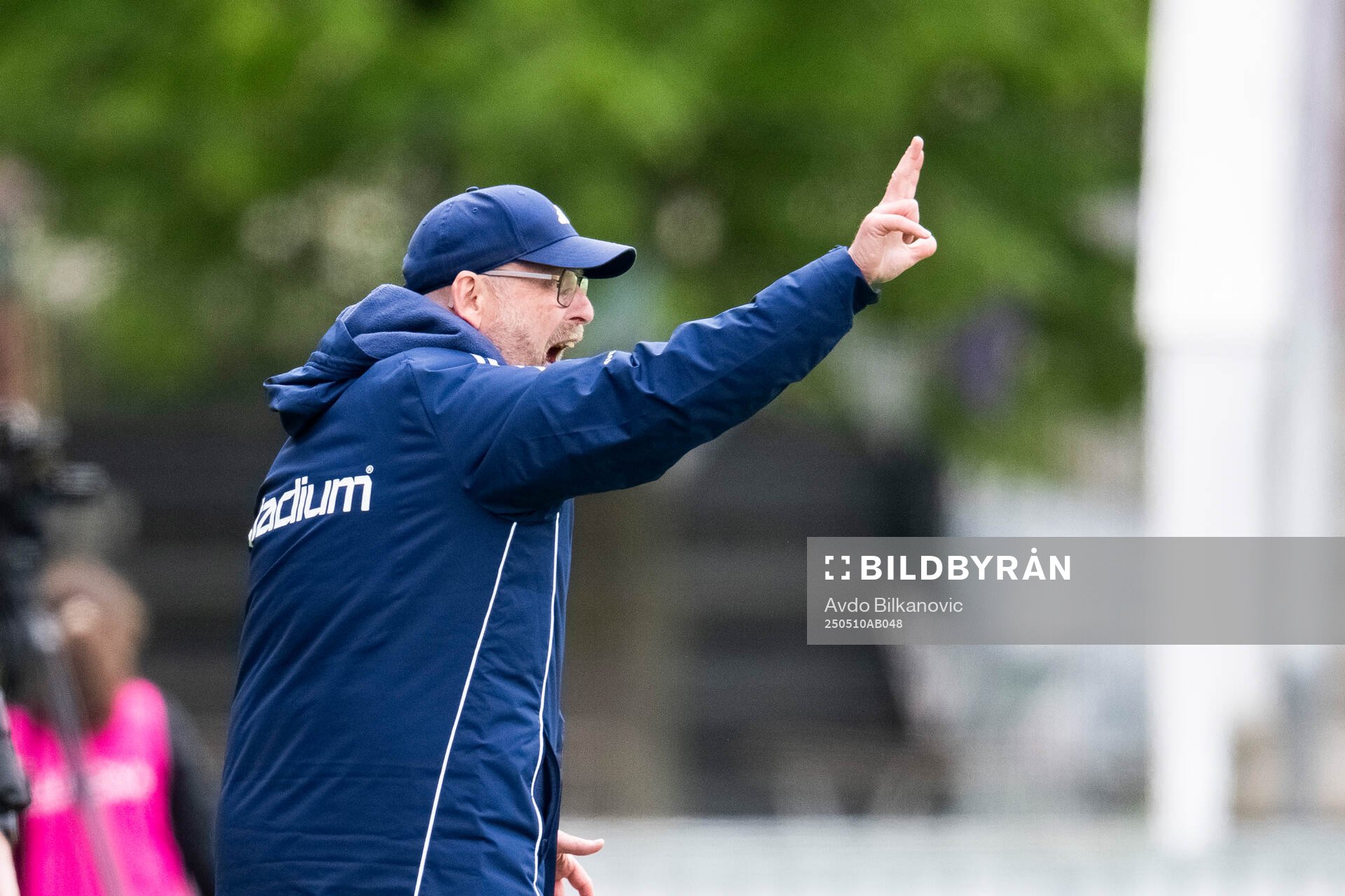 IFK Norrköpings tränare Stellan Carlsson under fotbollsmatchen i Damallsvenskan mellan Rosengård och IFK Norrköping den 10 maj 2025 i Malmö.