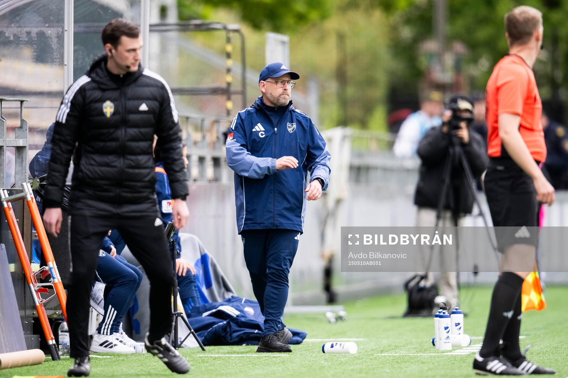 IFK Norrköpings tränare Stellan Carlsson under fotbollsmatchen i Damallsvenskan mellan Rosengård och IFK Norrköping den 10 maj 2025 i Malmö.