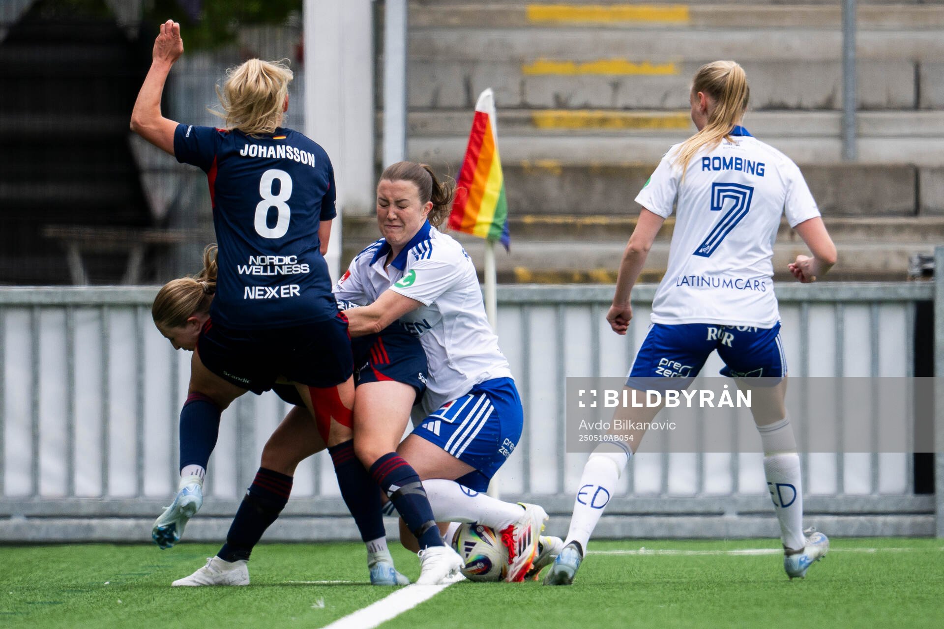 Rosengårds Hanna Andersson trycks bort av IFK Norrköpings Maja Regnås Valcic under fotbollsmatchen i Damallsvenskan mellan Rosengård och IFK Norrköping den 10 maj 2025 i Malmö.